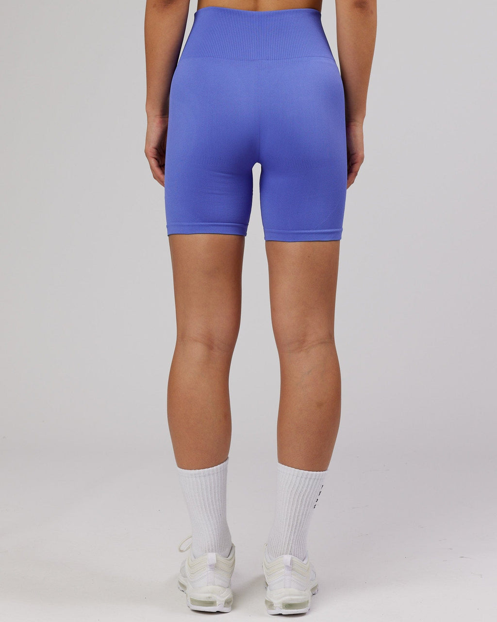 Model wearing Limitless Seamless Mid Short - Cornflower Blue