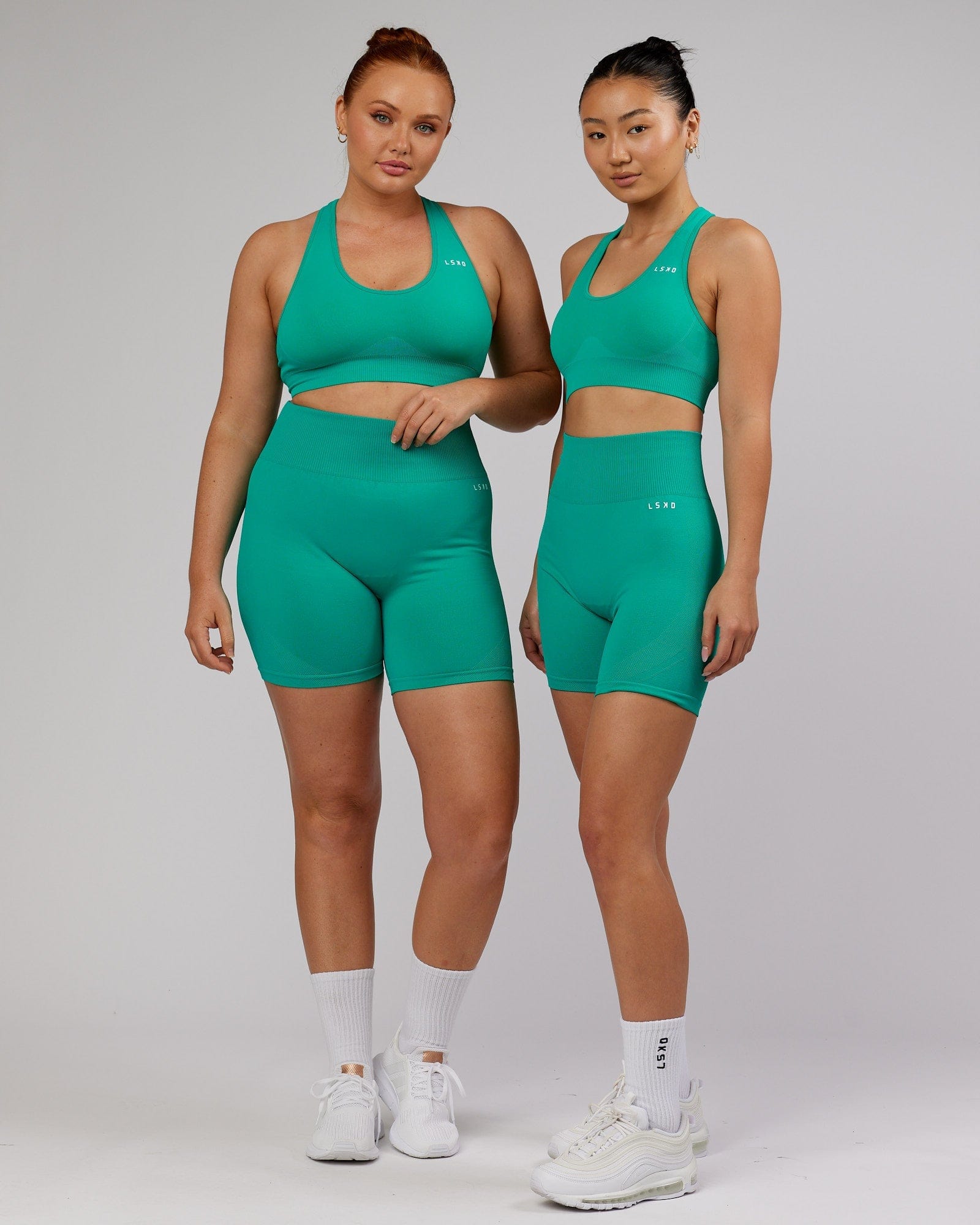 Model wearing Limitless Seamless Mid Short - Hyper Teal