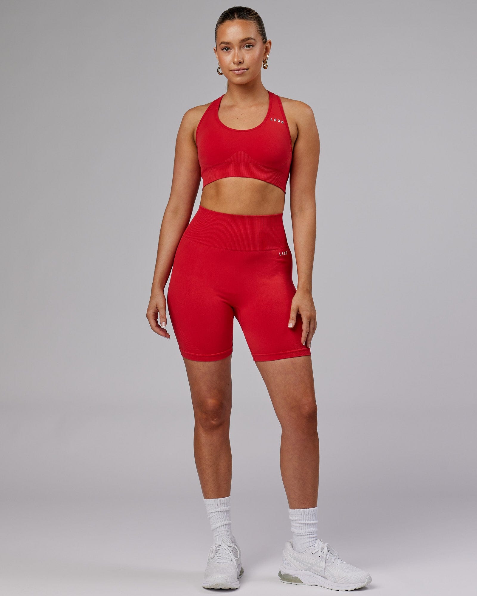 Model wearing Limitless Seamless Mid Short Tight - Scarlet