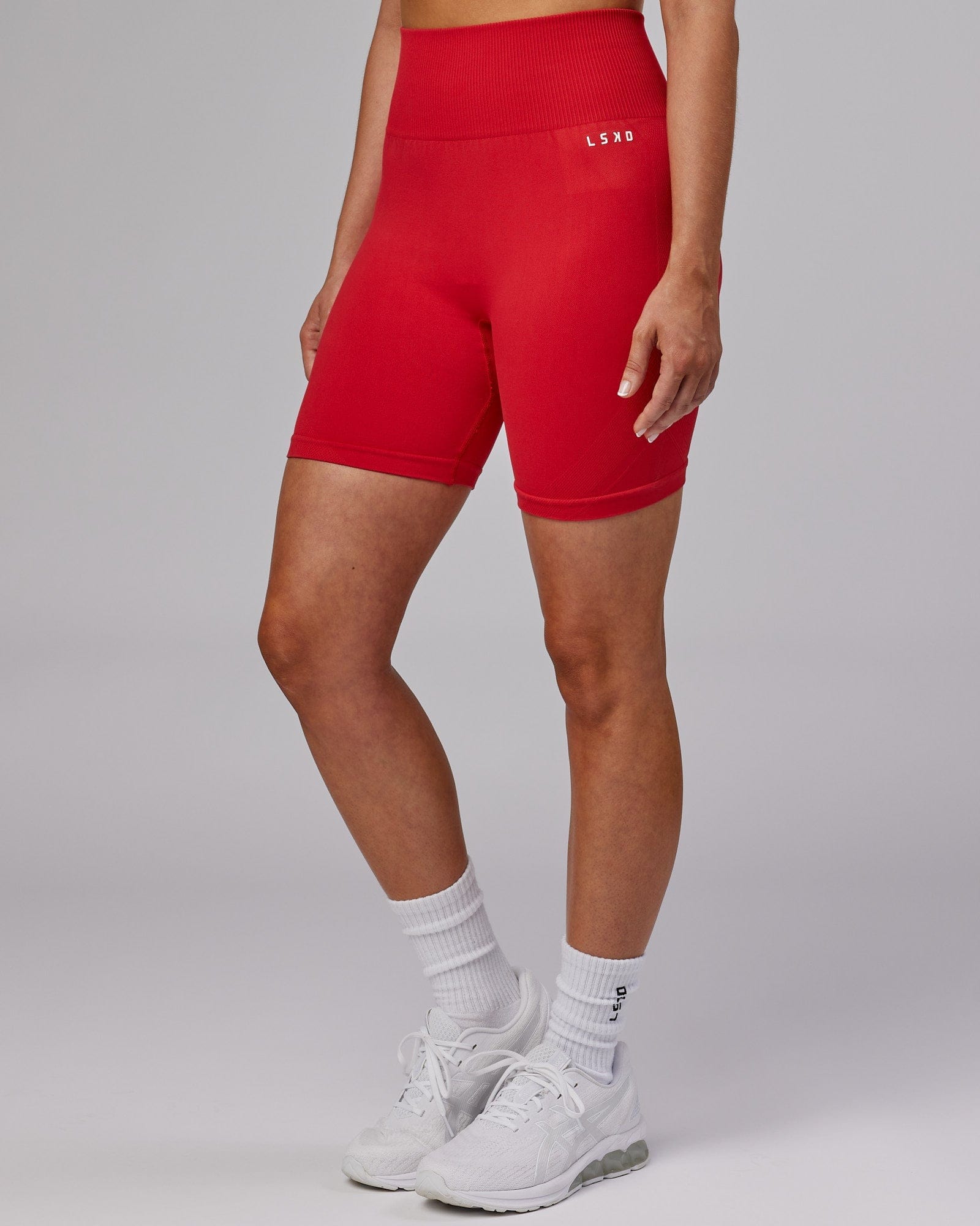 Model wearing Limitless Seamless Mid Short Tight - Scarlet