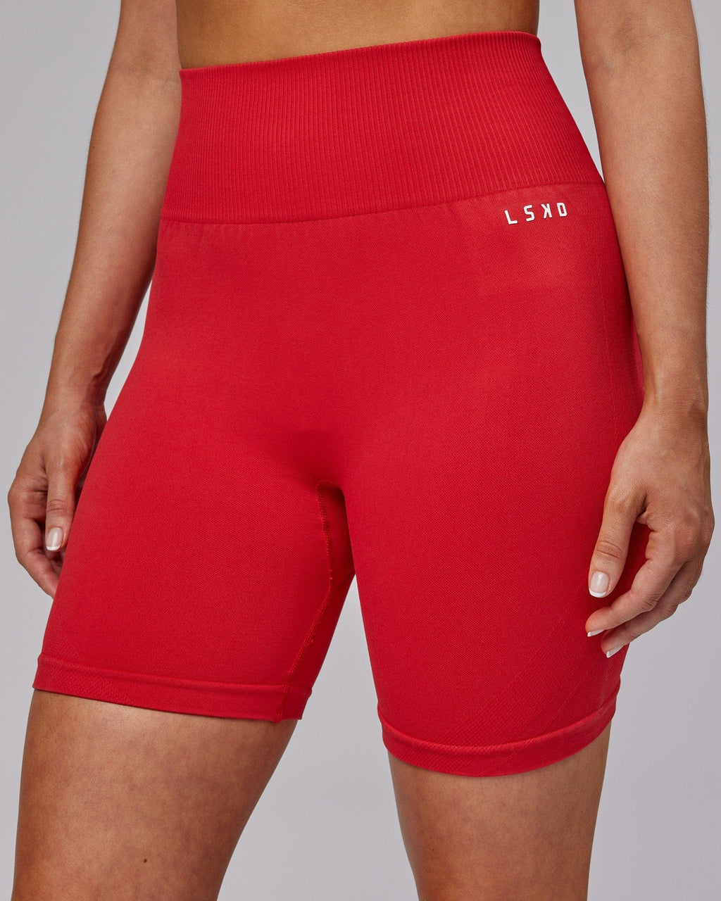 Model wearing Limitless Seamless Mid Short Tight - Scarlet