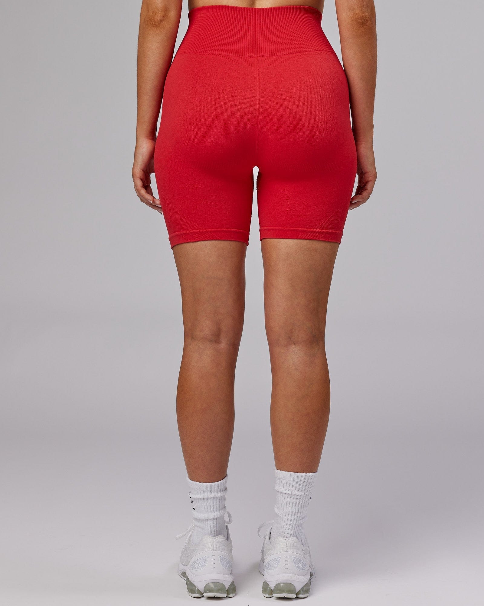 Model wearing Limitless Seamless Mid Short Tight - Scarlet