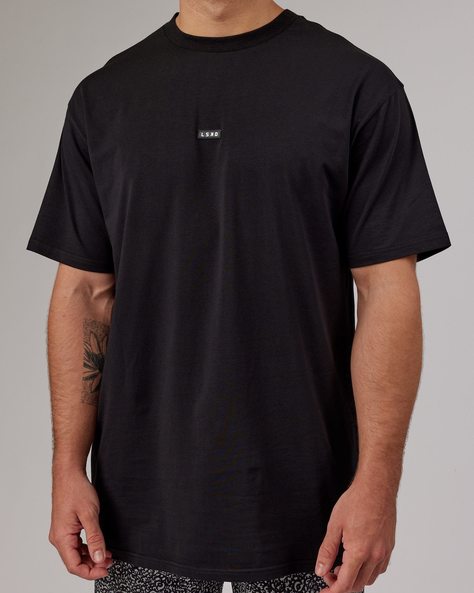 Model wearing Fundamental FLXCotton Tee Longline Oversize - Black