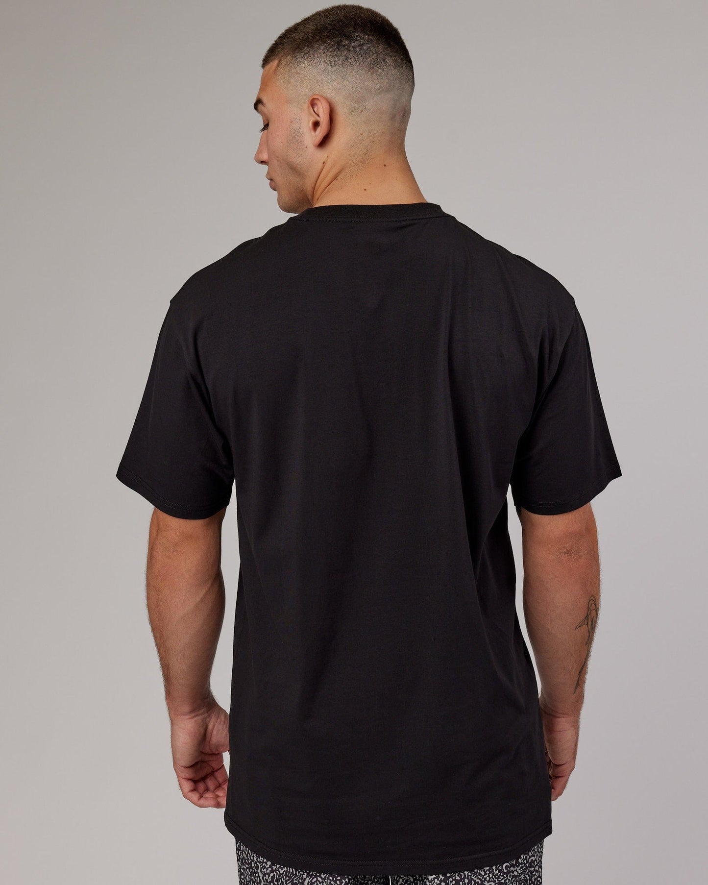 Model wearing Fundamental FLXCotton Tee Longline Oversize - Black
