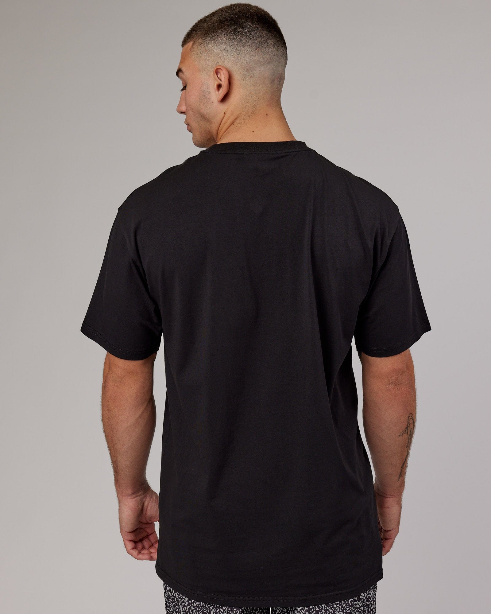 Model wearing Fundamental FLXCotton Tee Longline Oversize - Black