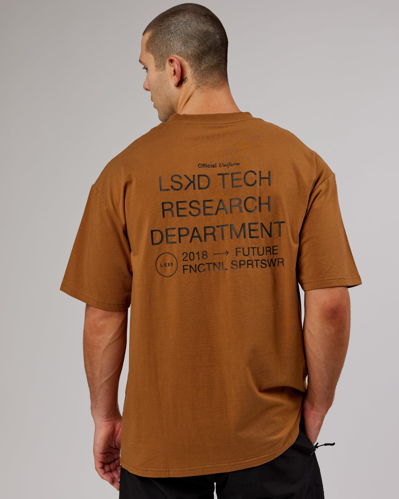 Model wearing LTRD FLXCotton Tee Oversize - Camel