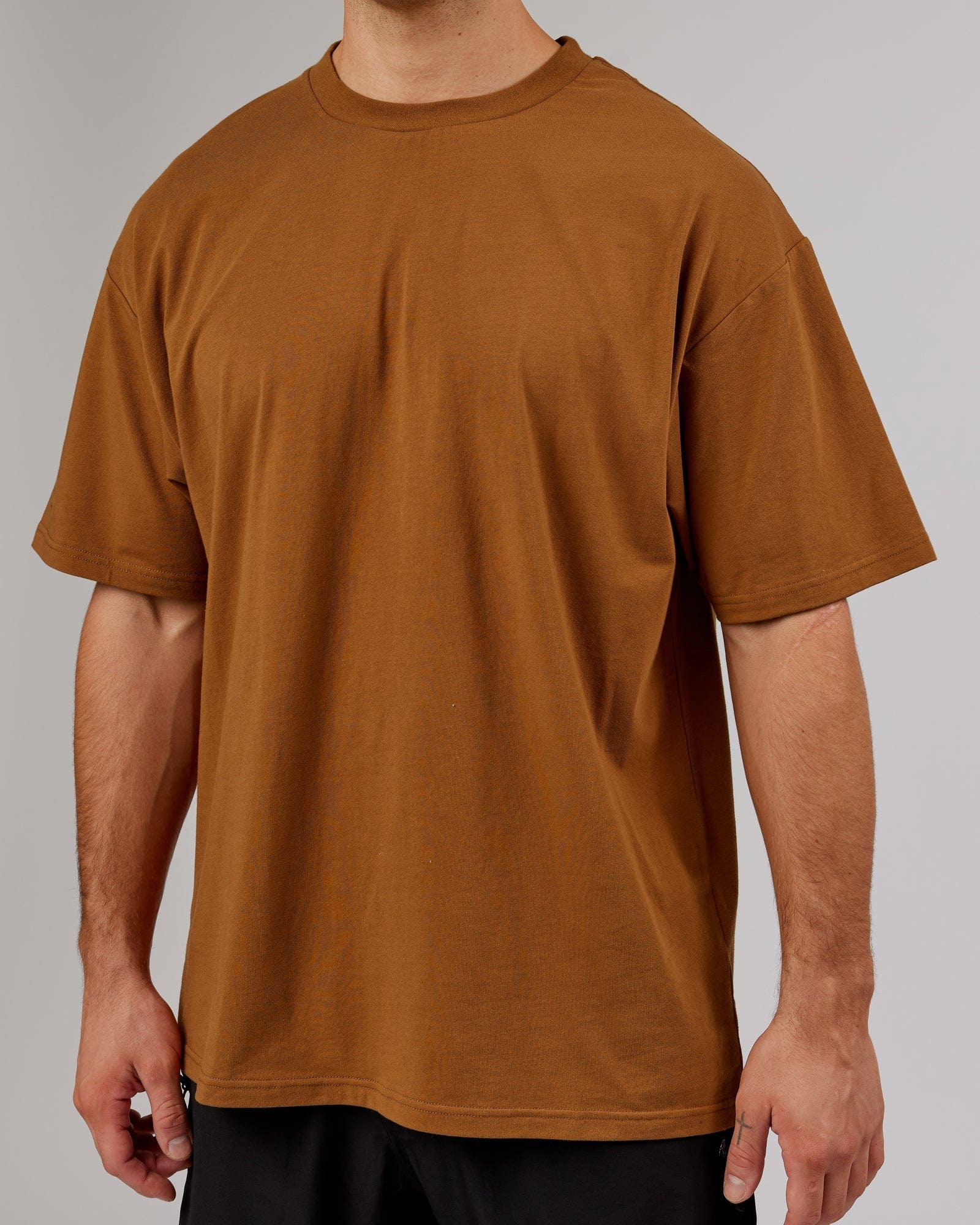 Model wearing LTRD FLXCotton Tee Oversize - Camel