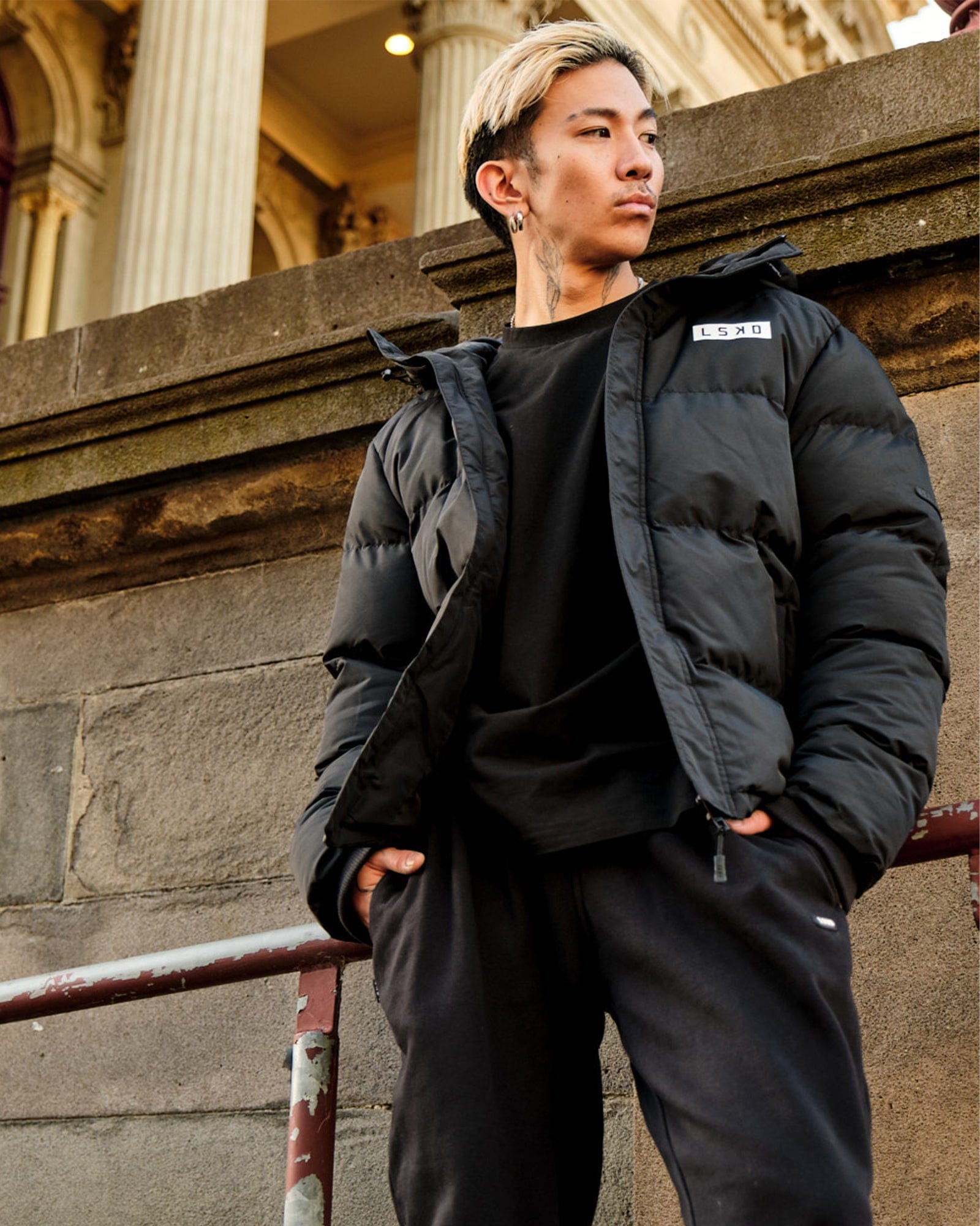 Model wearing Roasted Puffer Jacket Oversize 22 - Black