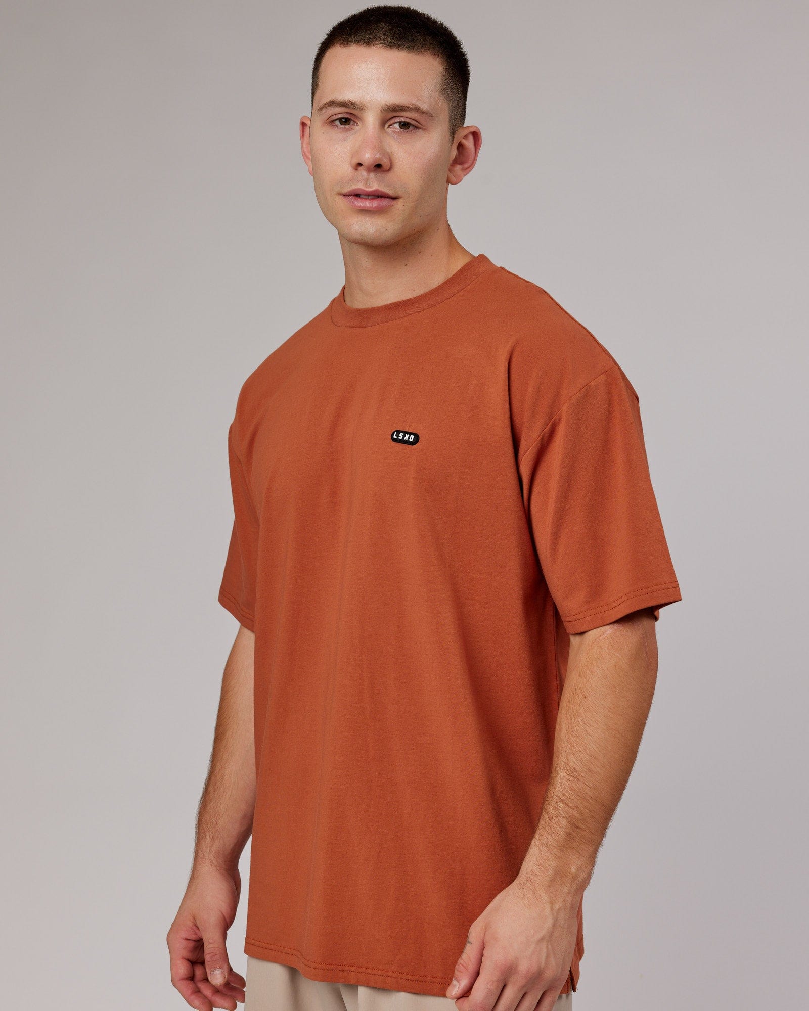 Model wearing Capsule FLXCotton Tee Oversize - Auburn