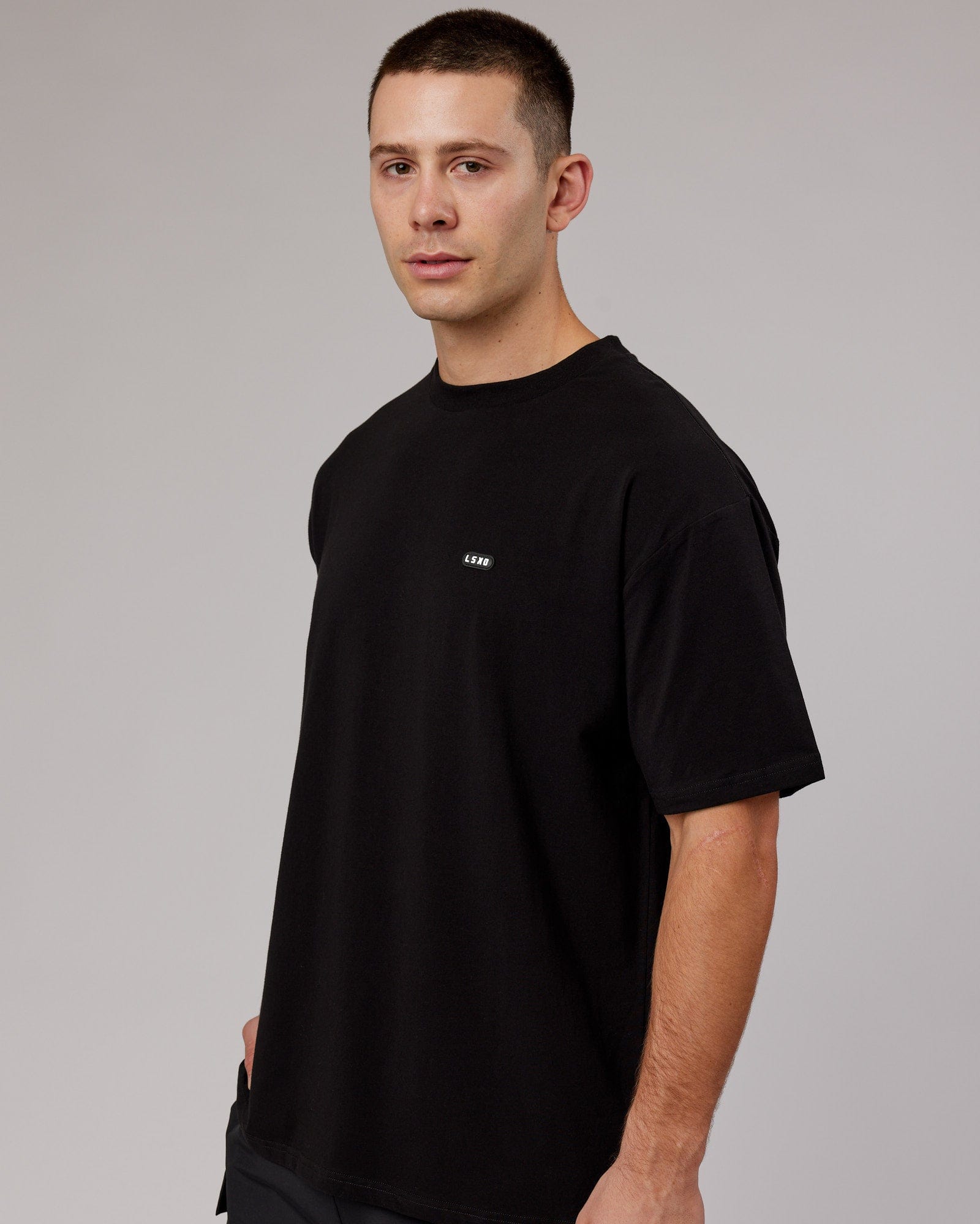 Model wearing Capsule FLXCotton Tee Oversize - Black