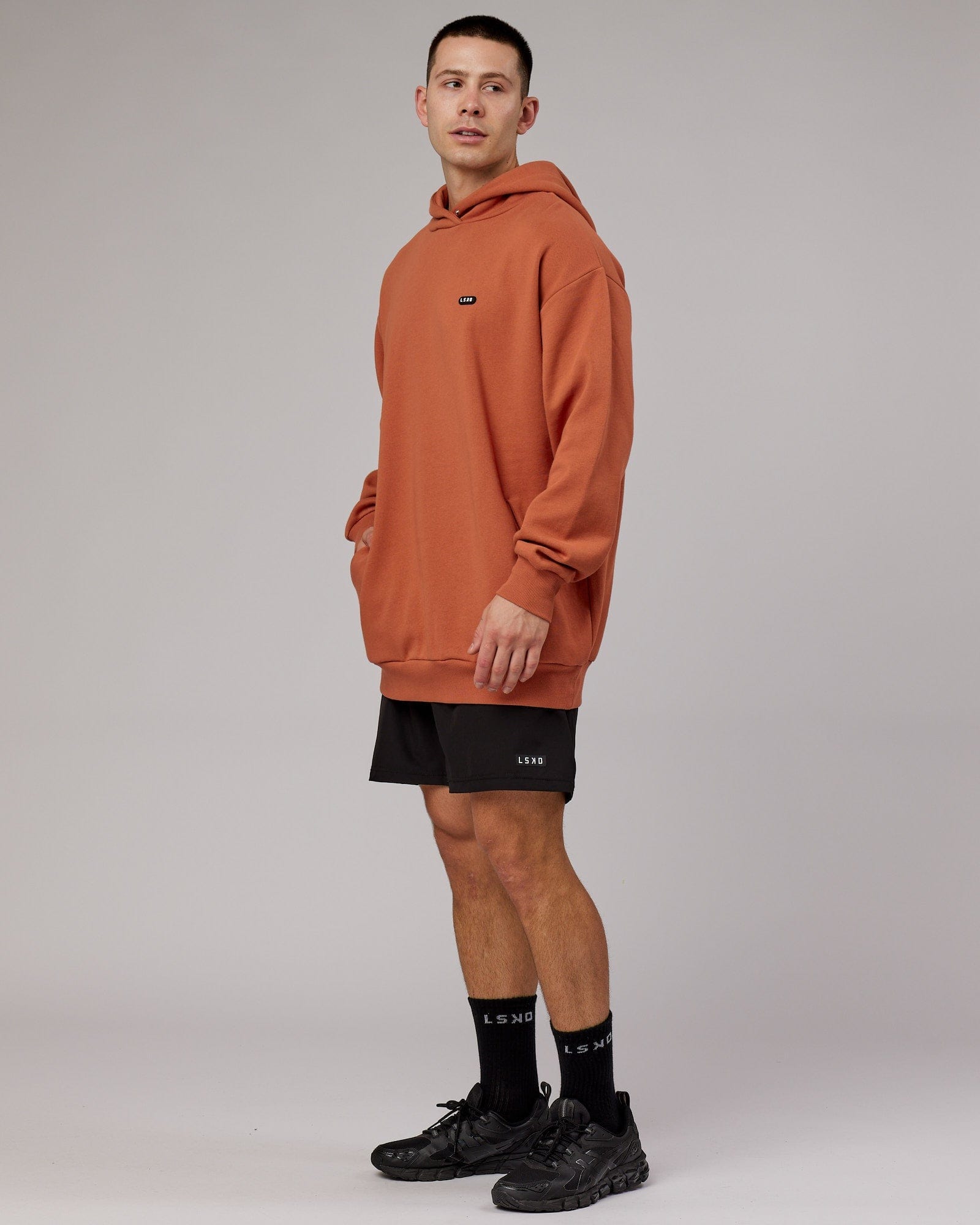 Model wearing Capsule Hoodie Oversize - Auburn