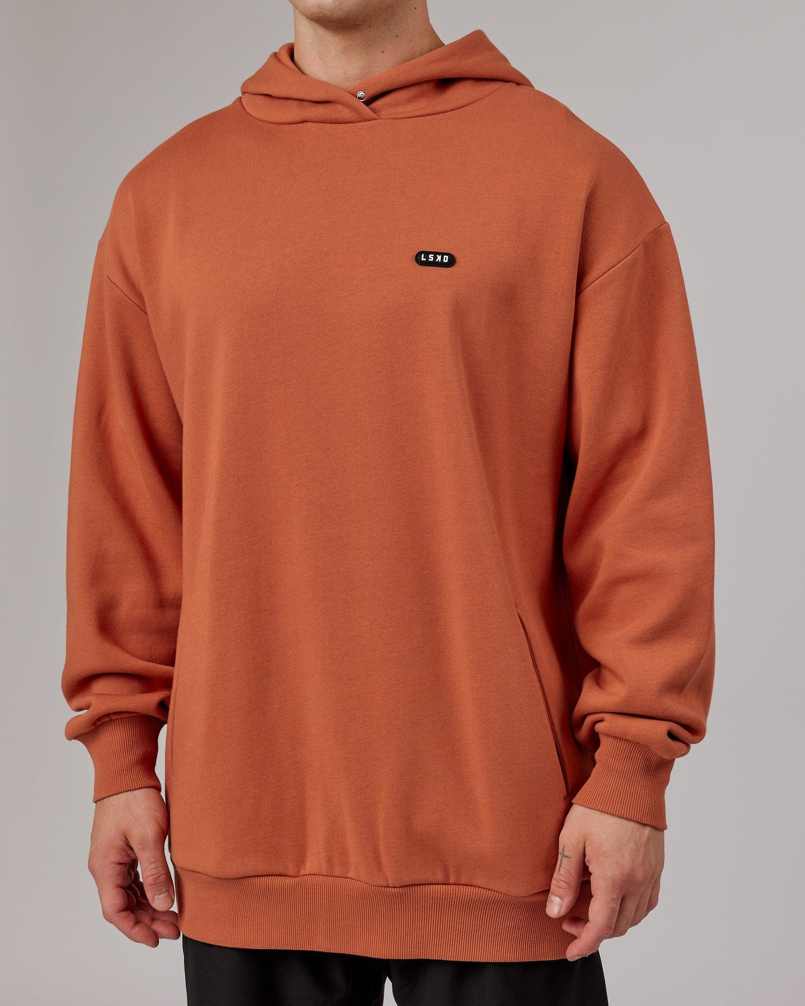 Model wearing Capsule Hoodie Oversize - Auburn