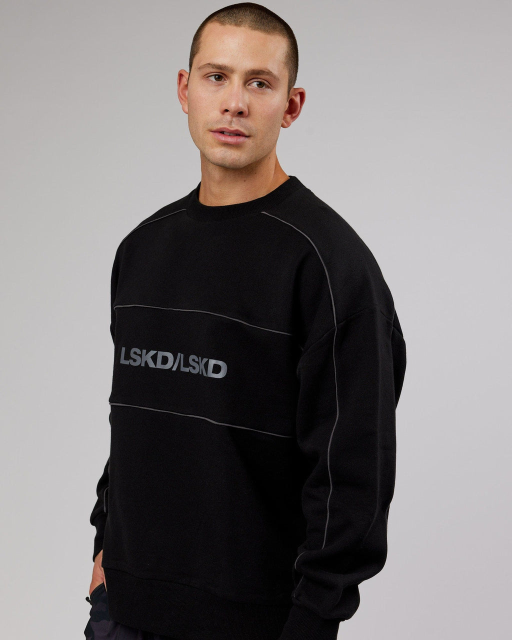 Model wearing Impact Sweater Oversize - Black-Grey