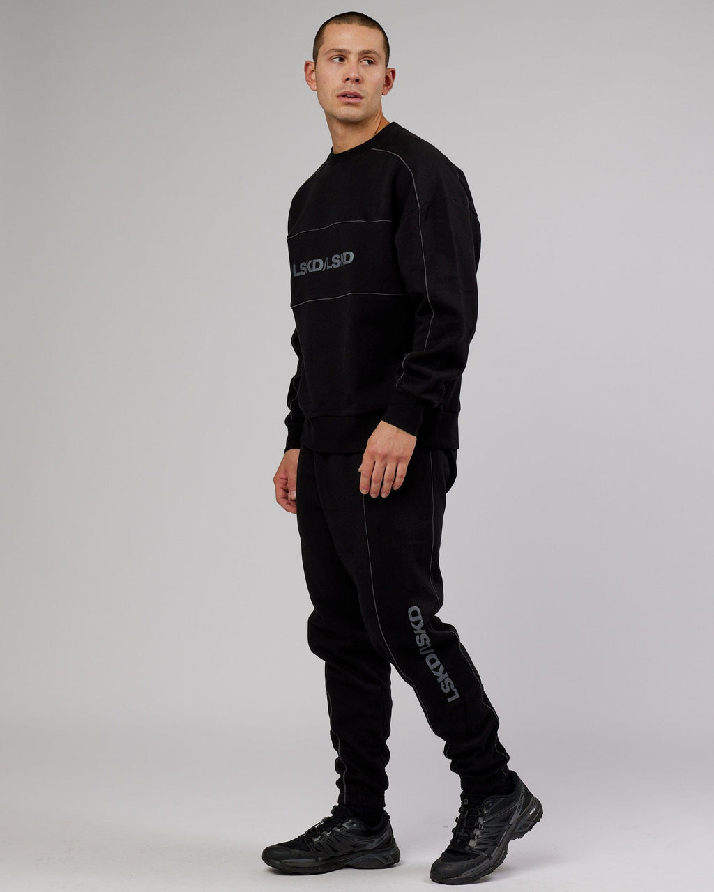 Model wearing Impact Sweater Oversize - Black-Grey