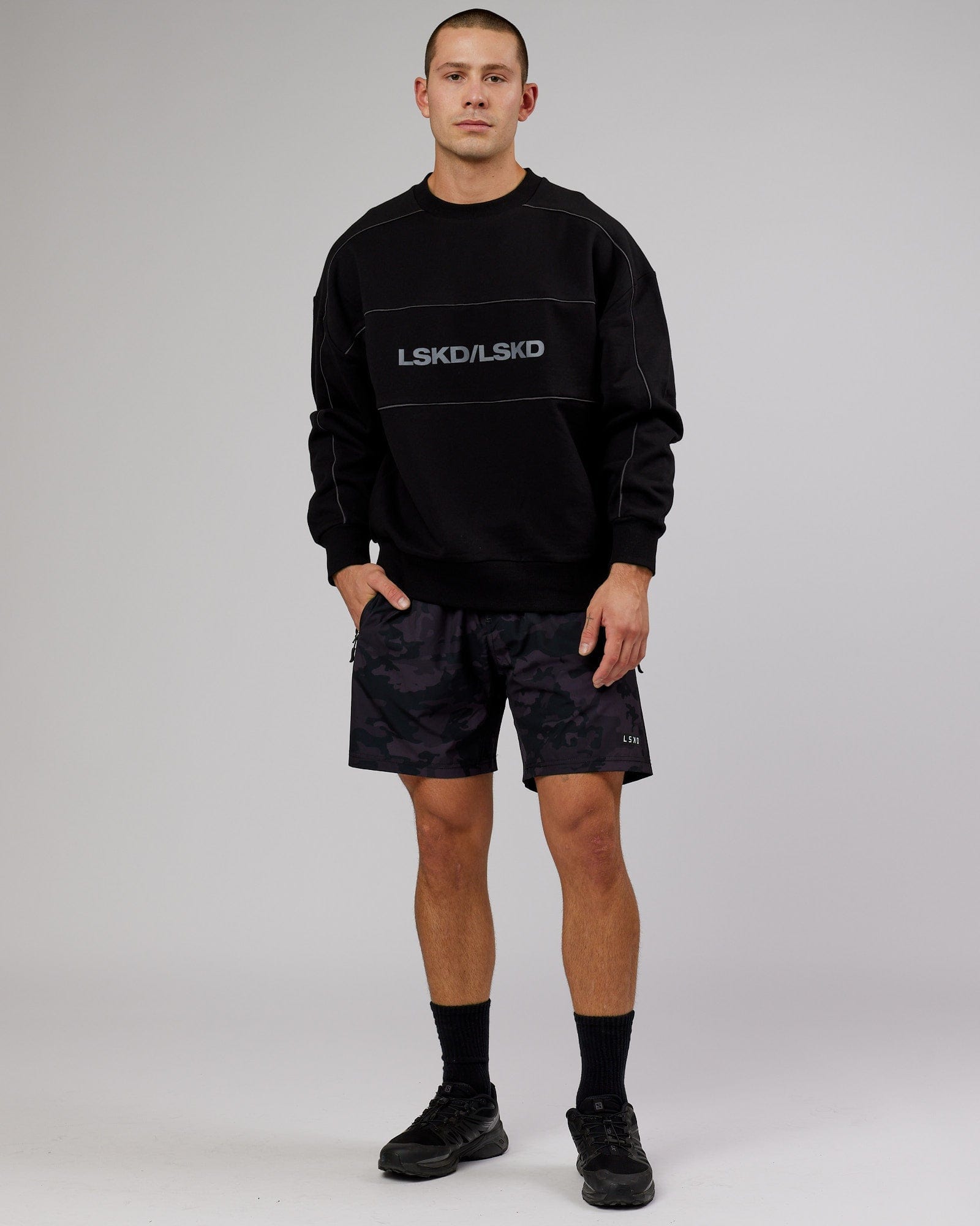 Model wearing Impact Sweater Oversize - Black-Grey