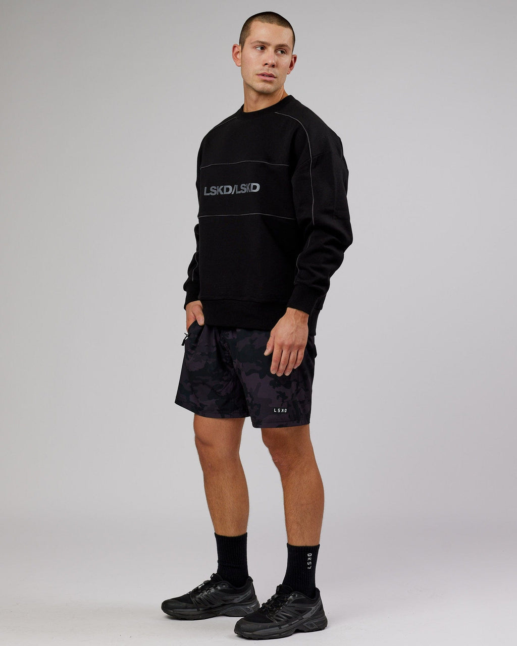 Model wearing Impact Sweater Oversize - Black-Grey