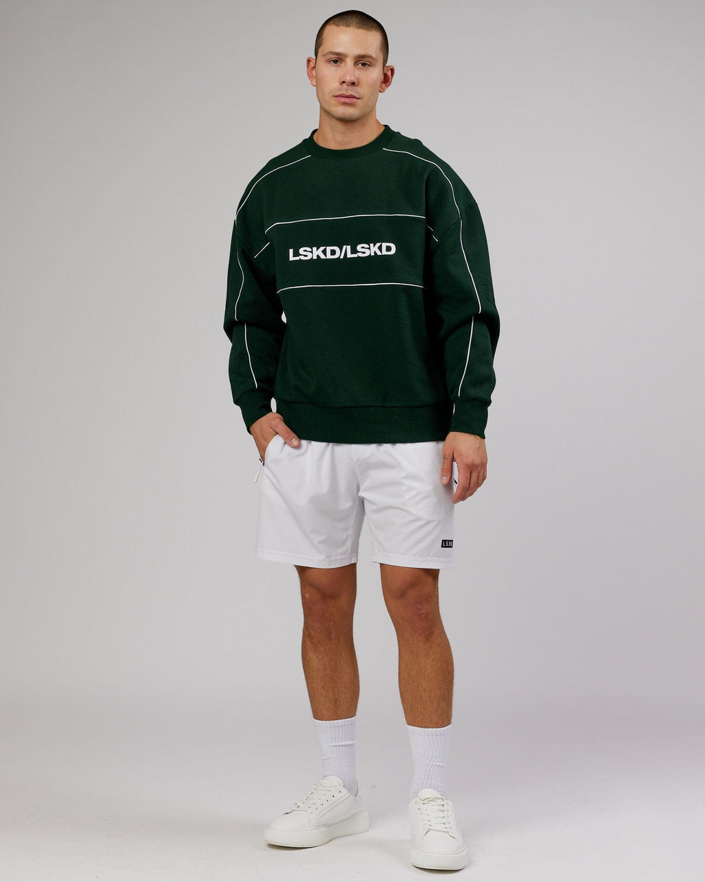 Model wearing Impact Sweater Oversize - Forest