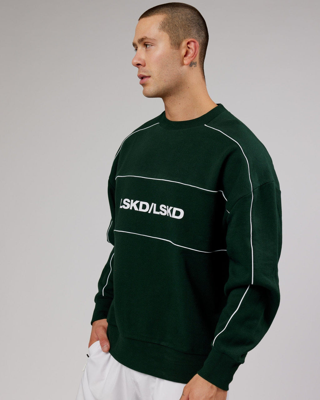 Model wearing Impact Sweater Oversize - Forest