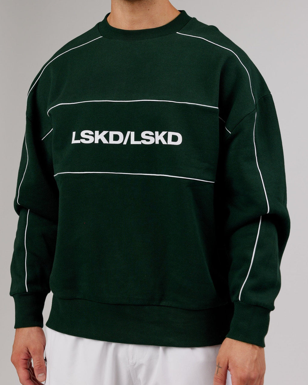 Model wearing Impact Sweater Oversize - Forest