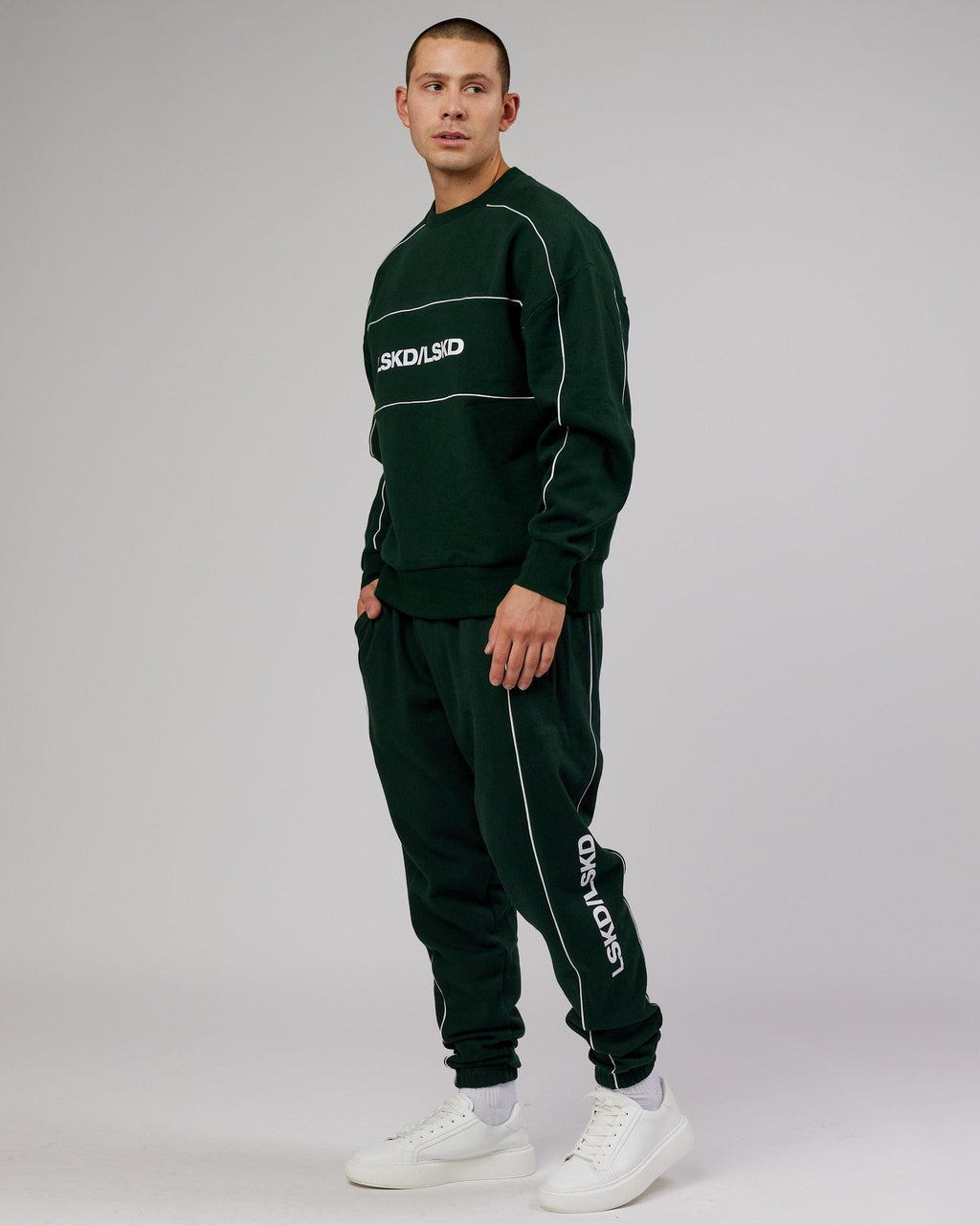 Model wearing Impact Sweater Oversize - Forest