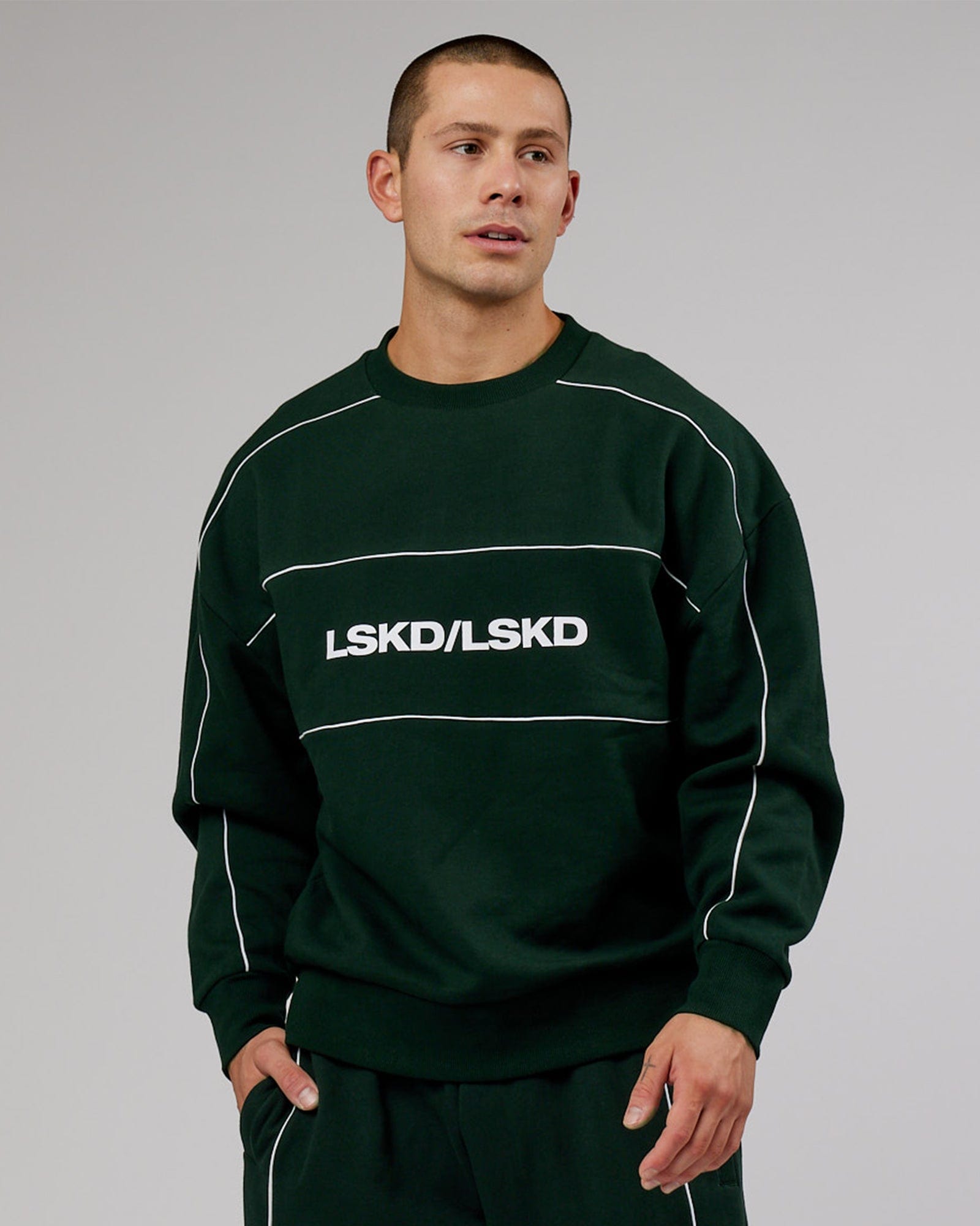 Model wearing Impact Sweater Oversize - Forest