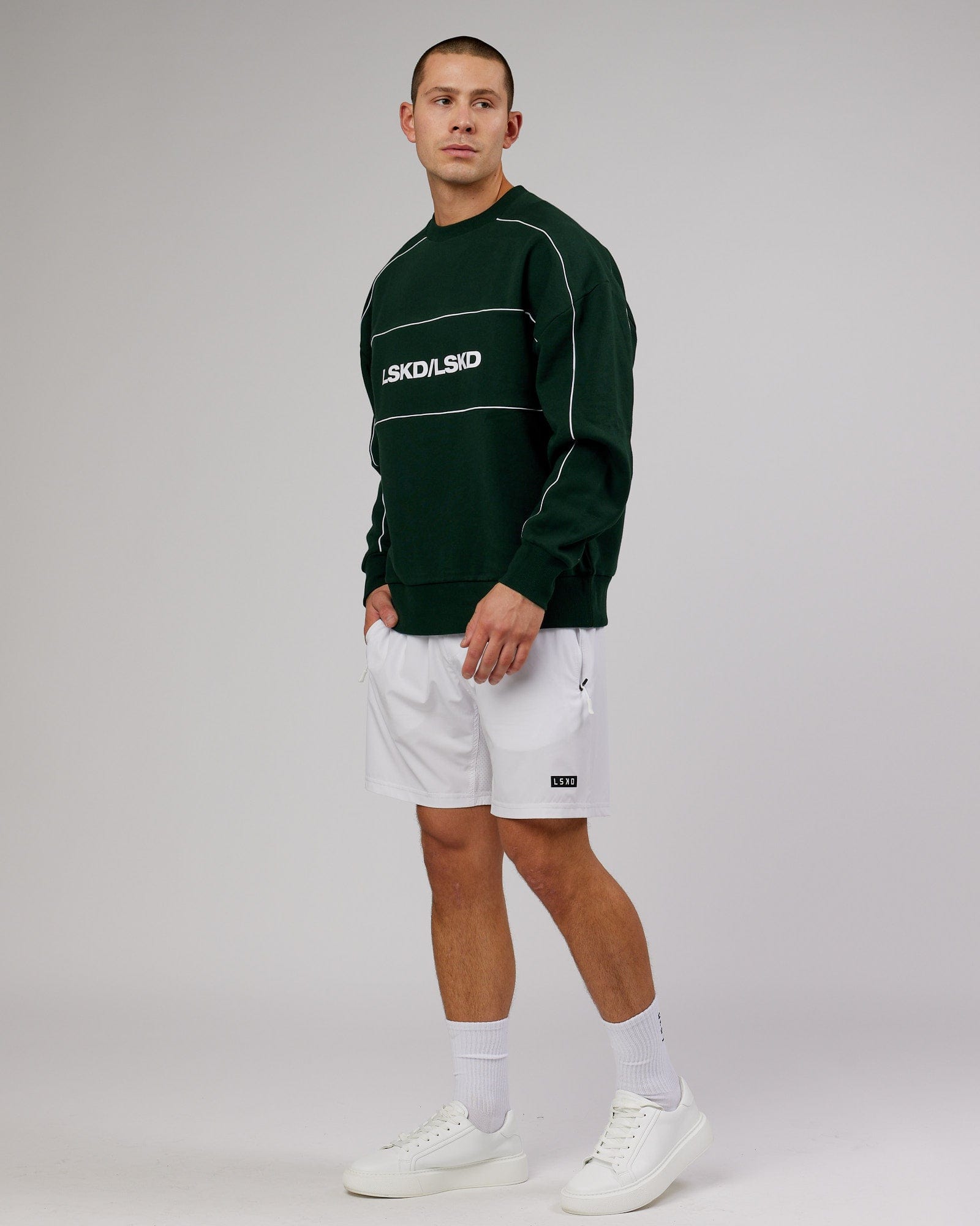 Model wearing Impact Sweater Oversize - Forest