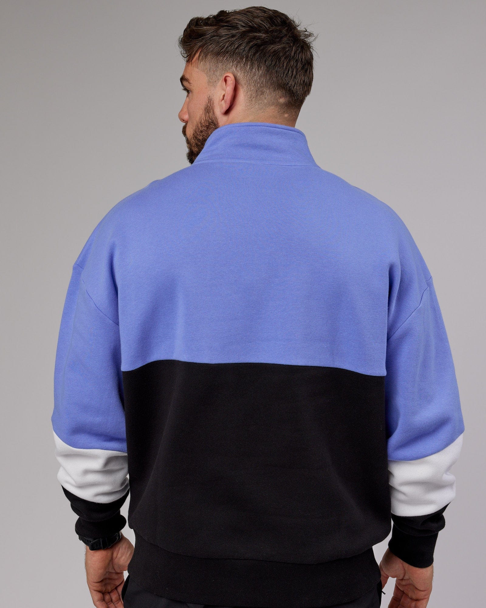 Model wearing Inversion Sweater Oversize - Cornflower Blue-Black