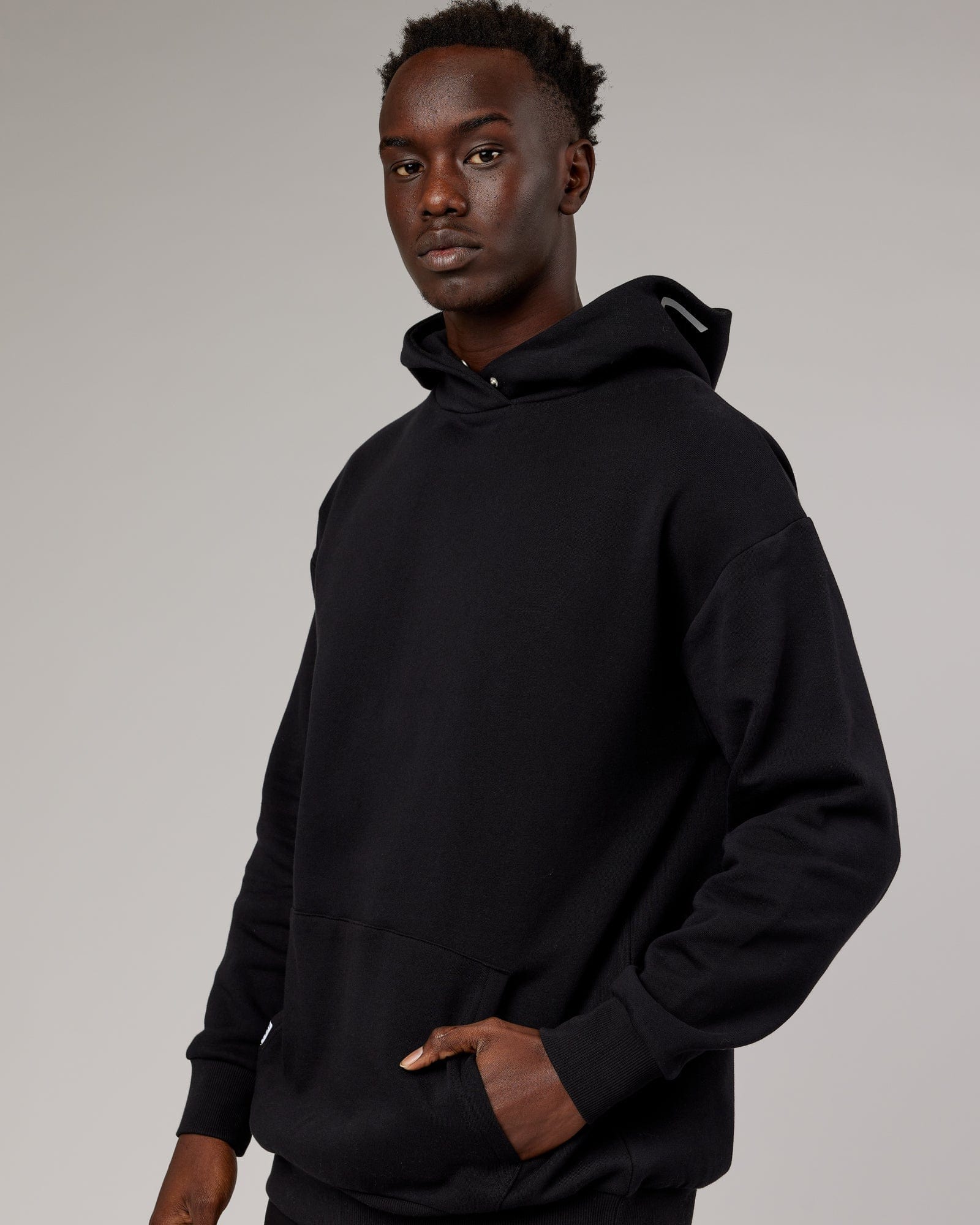 Model wearing Linear Hoodie Oversize - Black