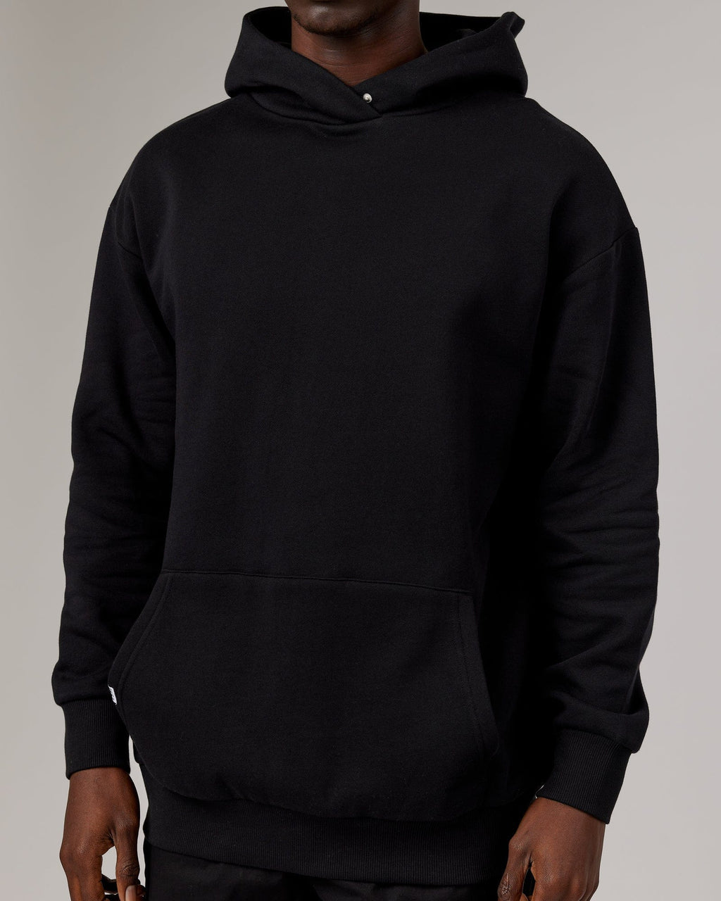 Model wearing Linear Hoodie Oversize - Black