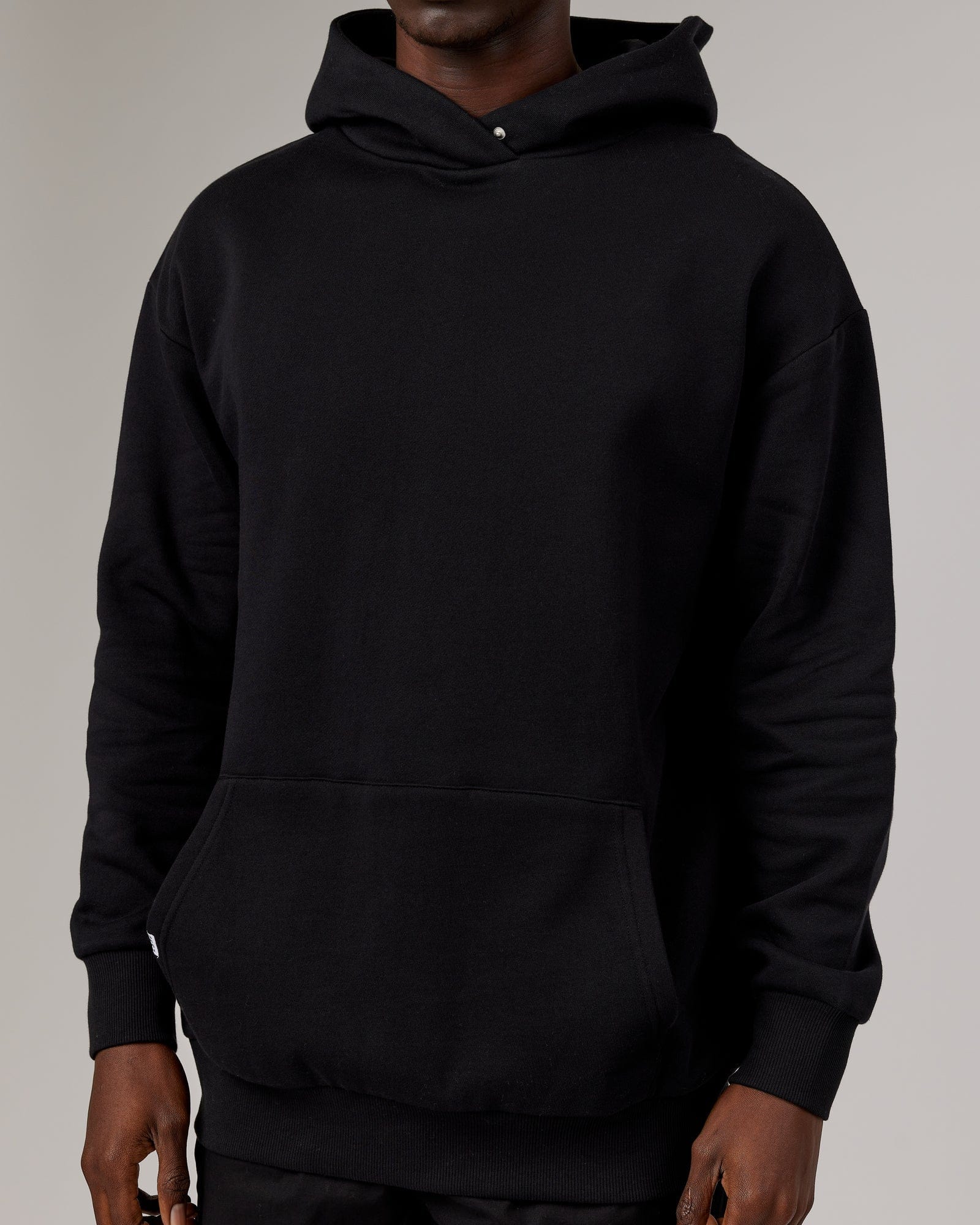 Model wearing Linear Hoodie Oversize - Black