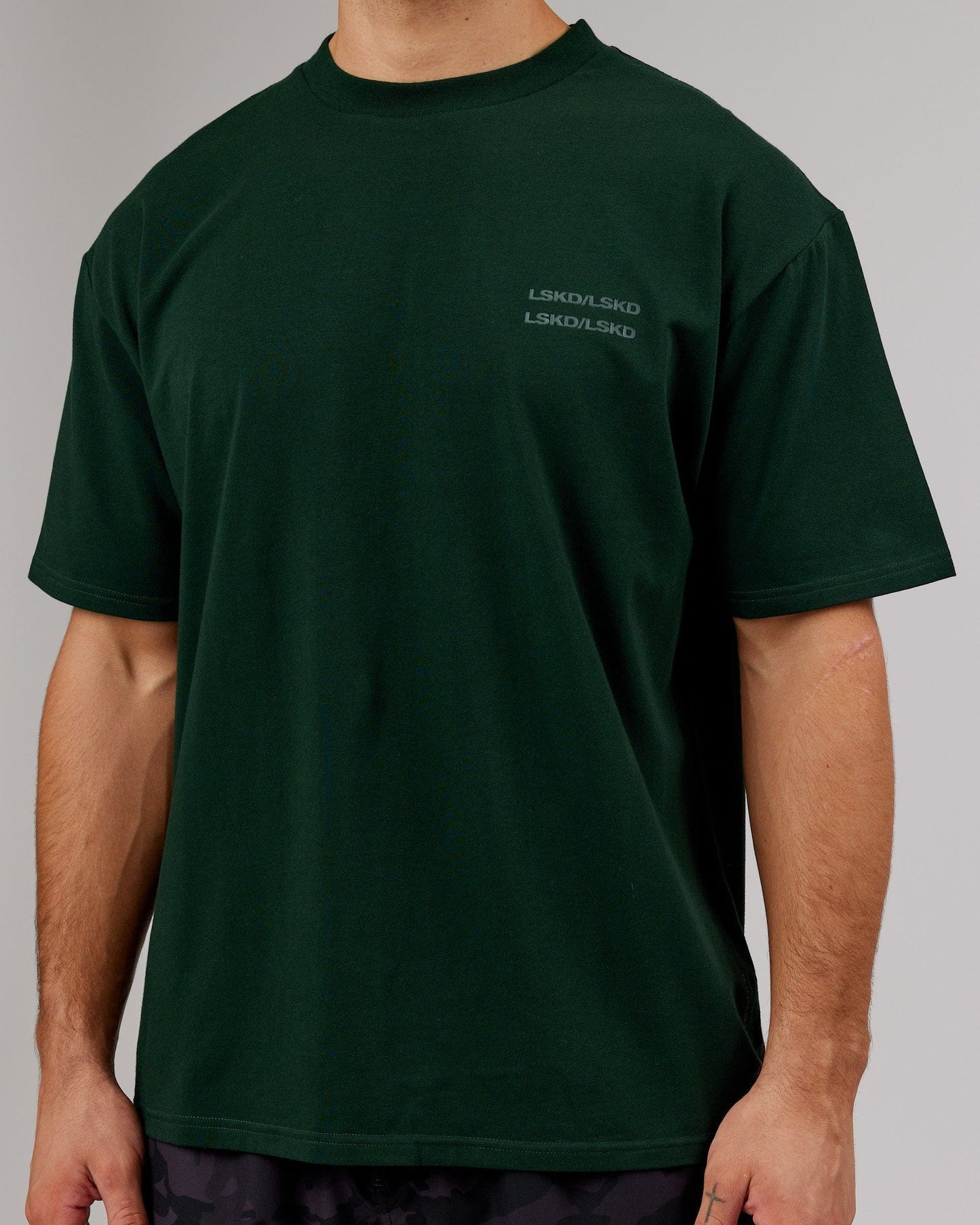 Model wearing Quad FLXCotton Tee Oversize - Forest