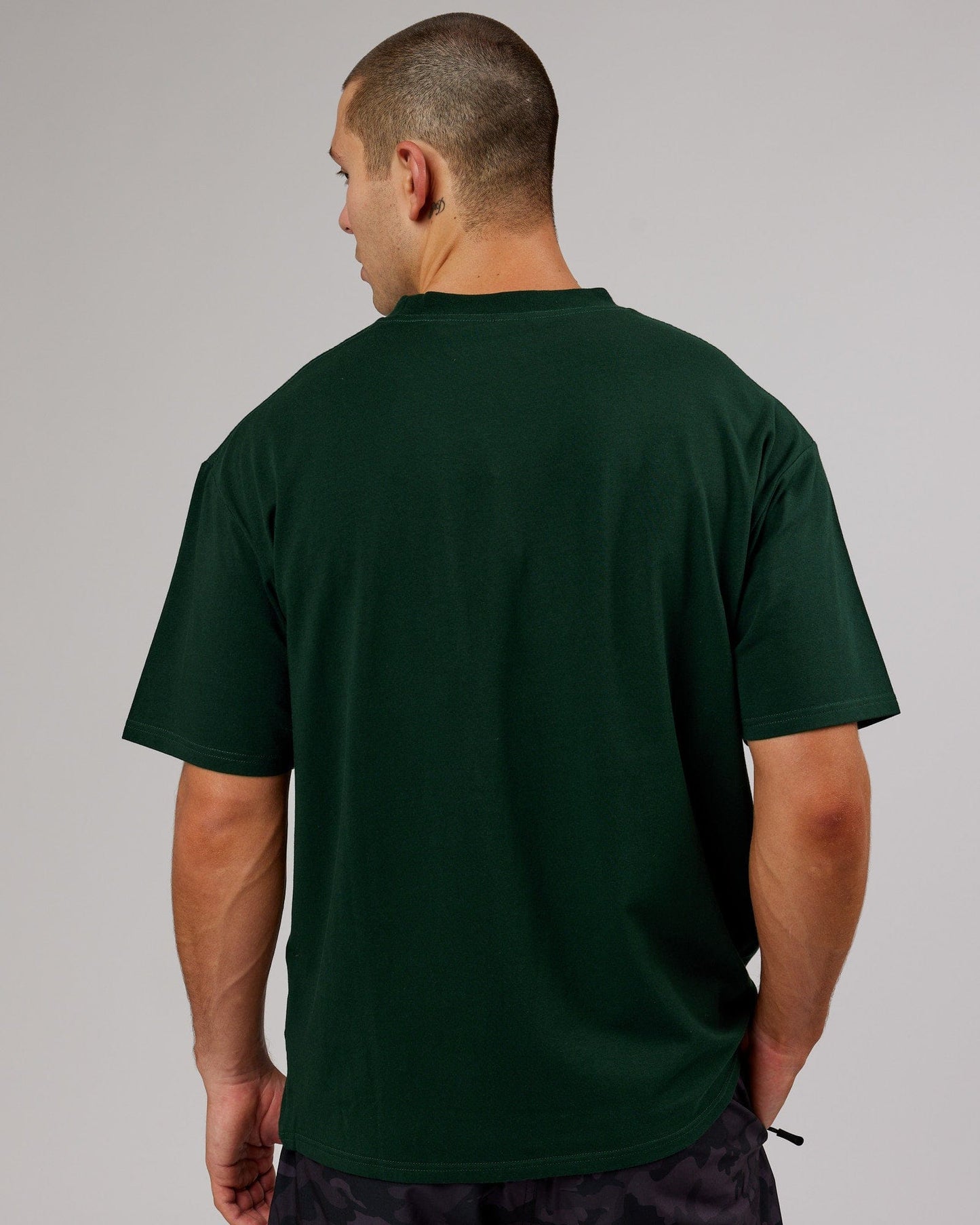 Model wearing Quad FLXCotton Tee Oversize - Forest