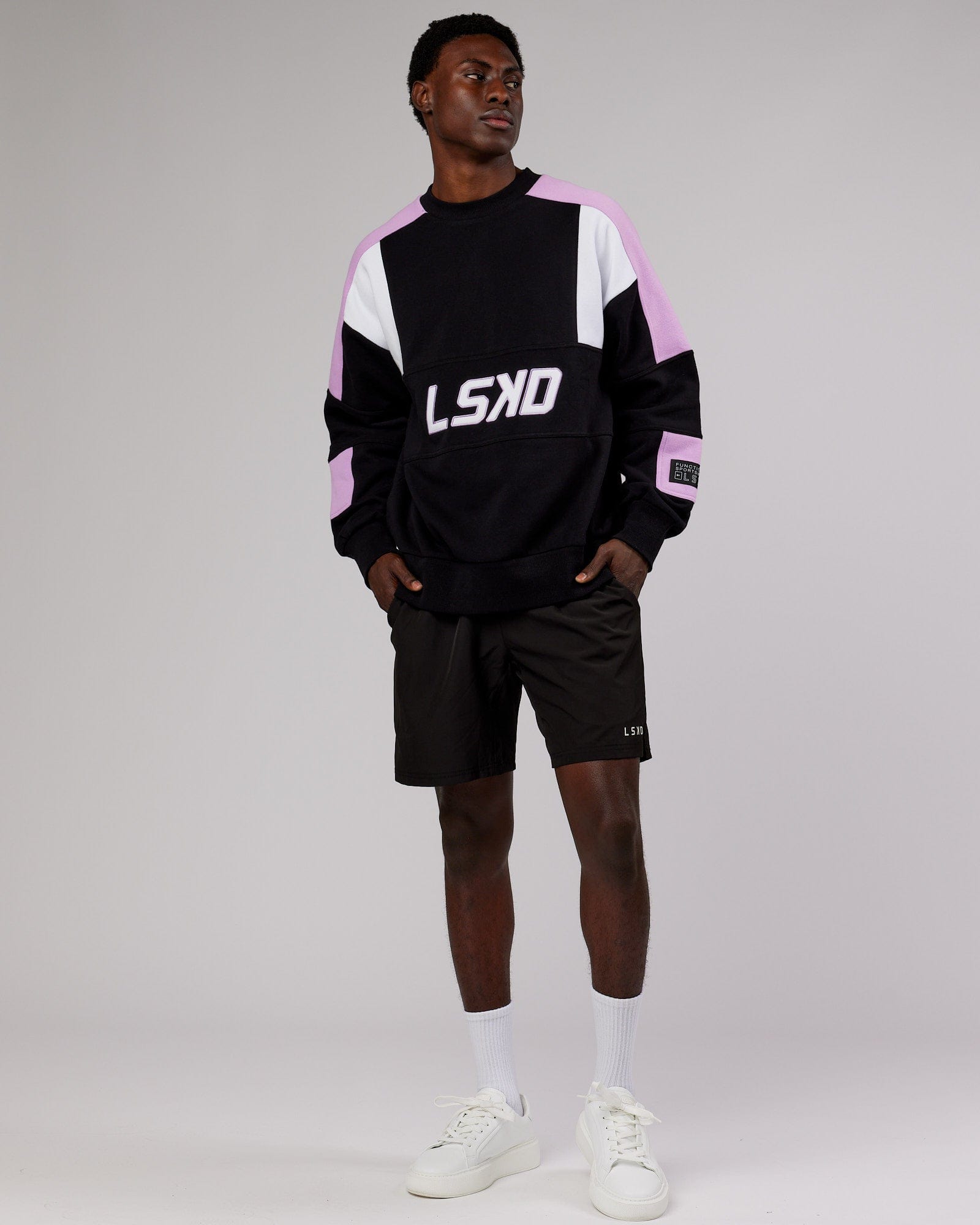 Model wearing Slam Sweater Oversize - Black-Lilac