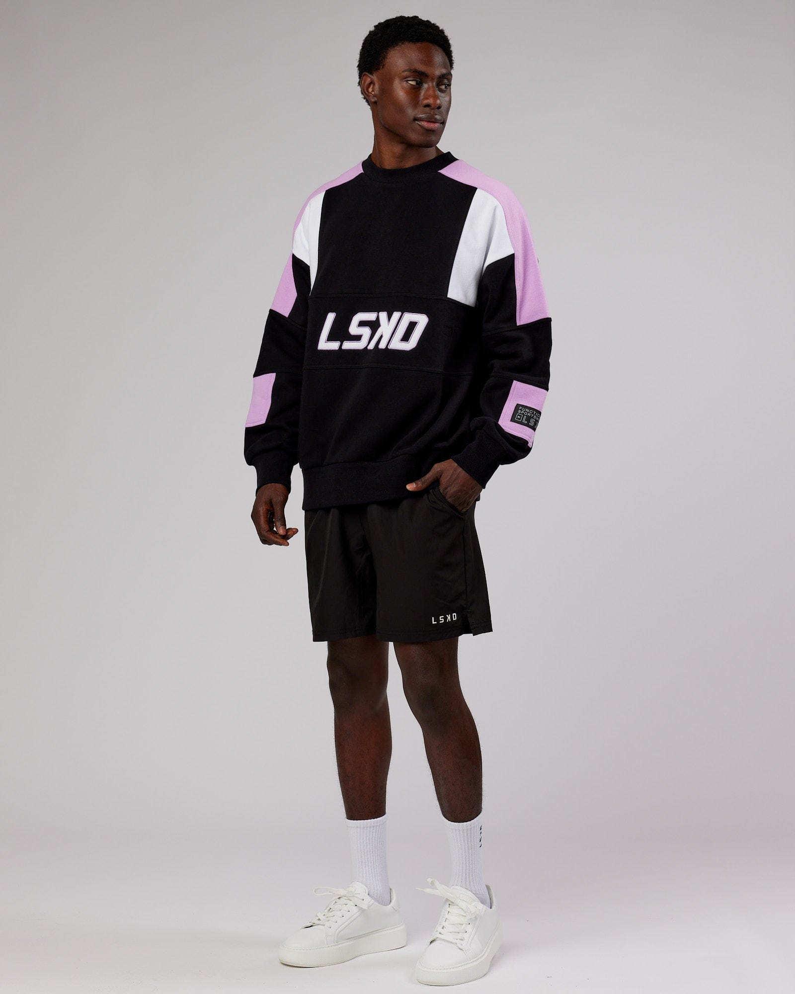 Model wearing Slam Sweater Oversize - Black-Lilac