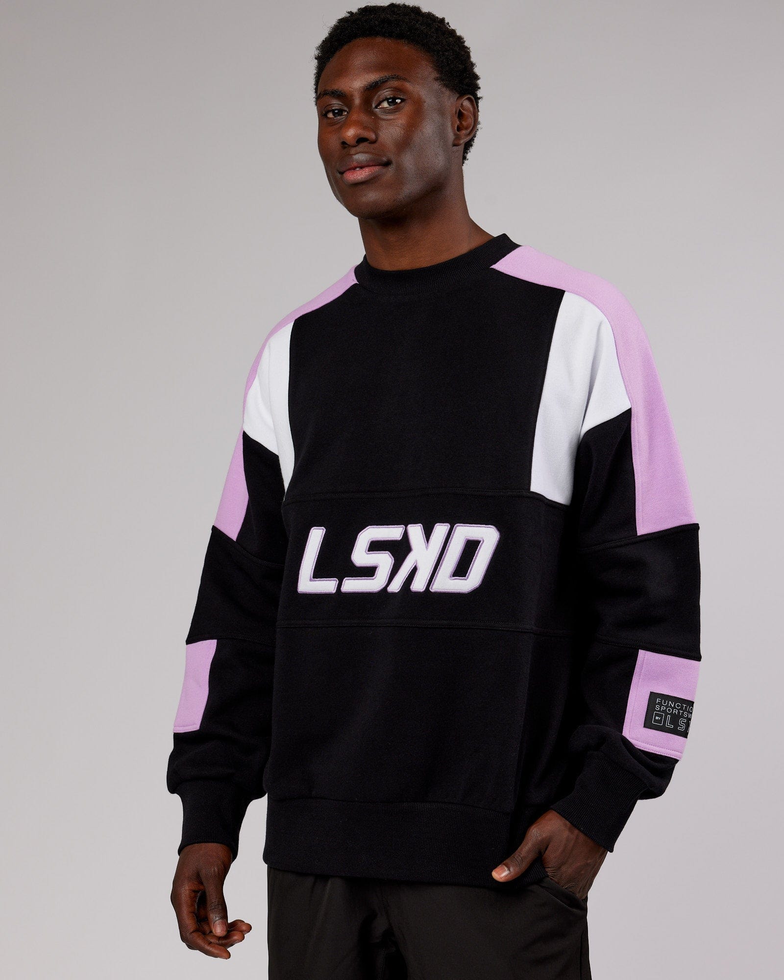 Model wearing Slam Sweater Oversize - Black-Lilac