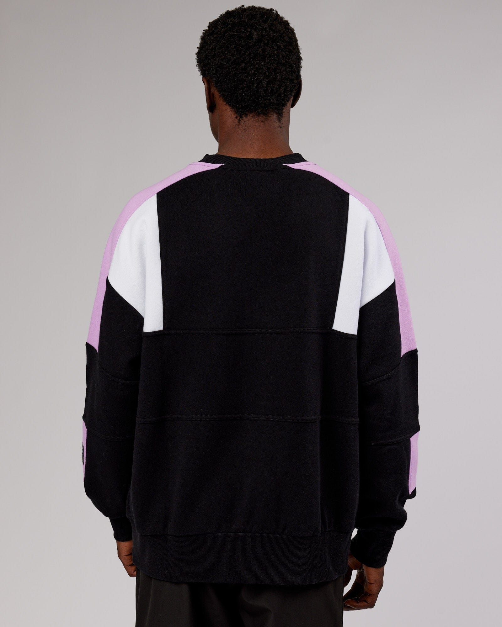 Model wearing Slam Sweater Oversize - Black-Lilac