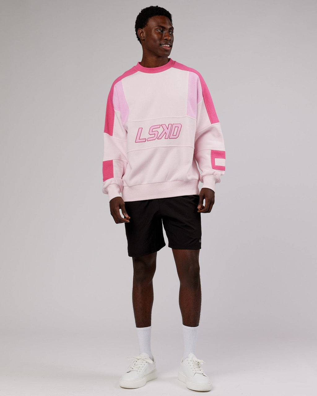Model wearing Slam Sweater Oversize - Pink Multi