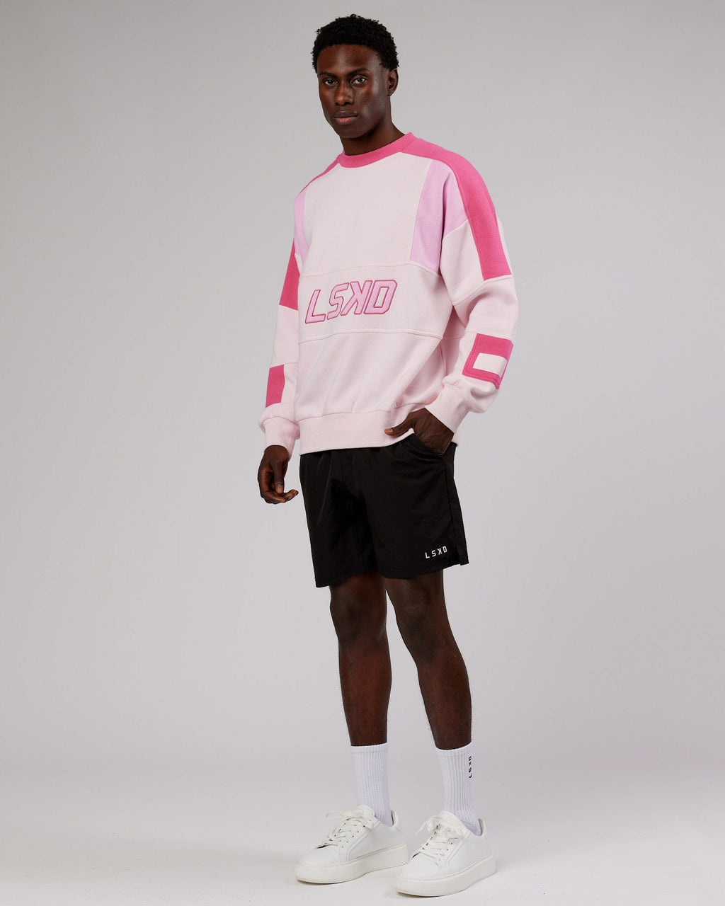 Model wearing Slam Sweater Oversize - Pink Multi