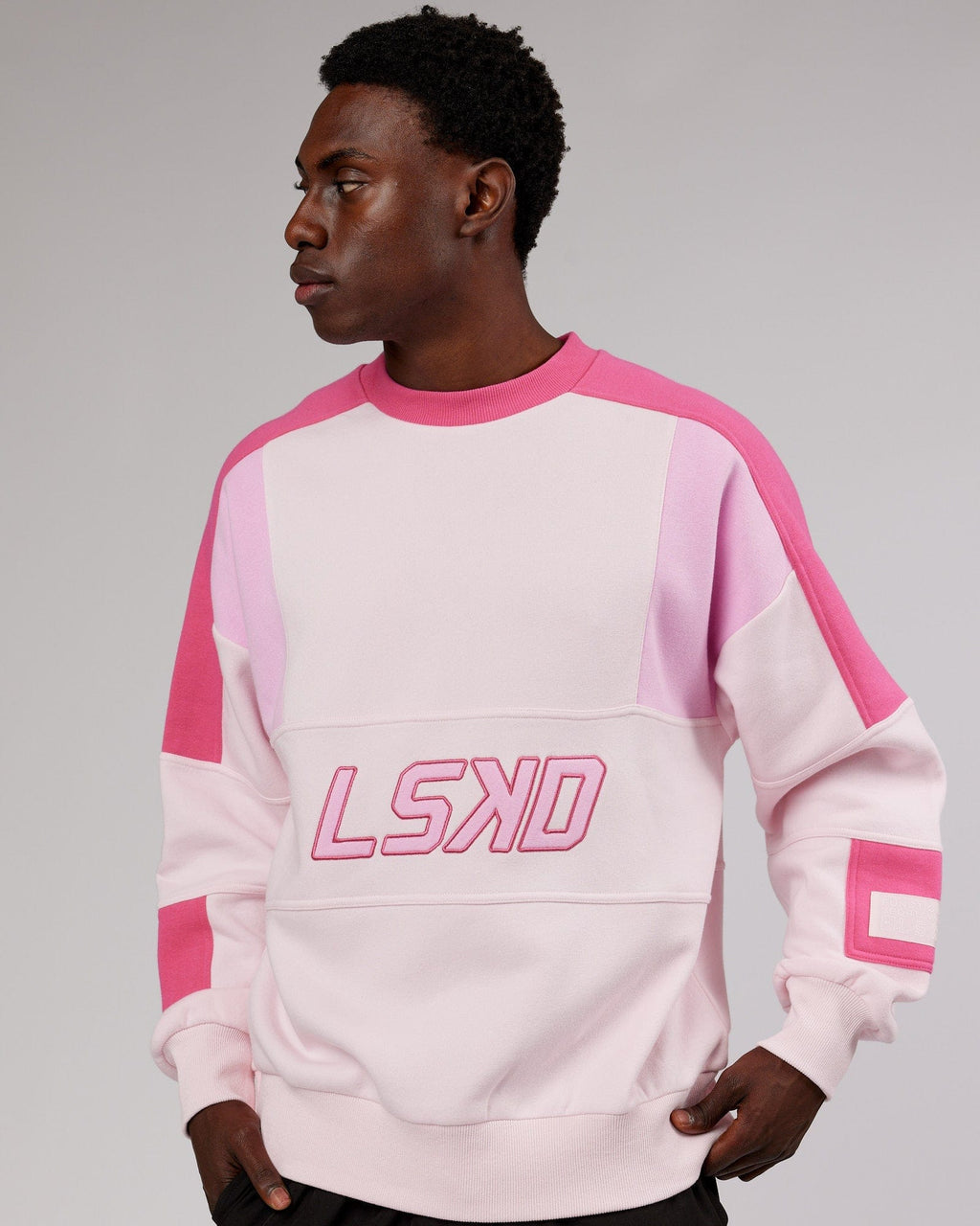 Model wearing Slam Sweater Oversize - Pink Multi