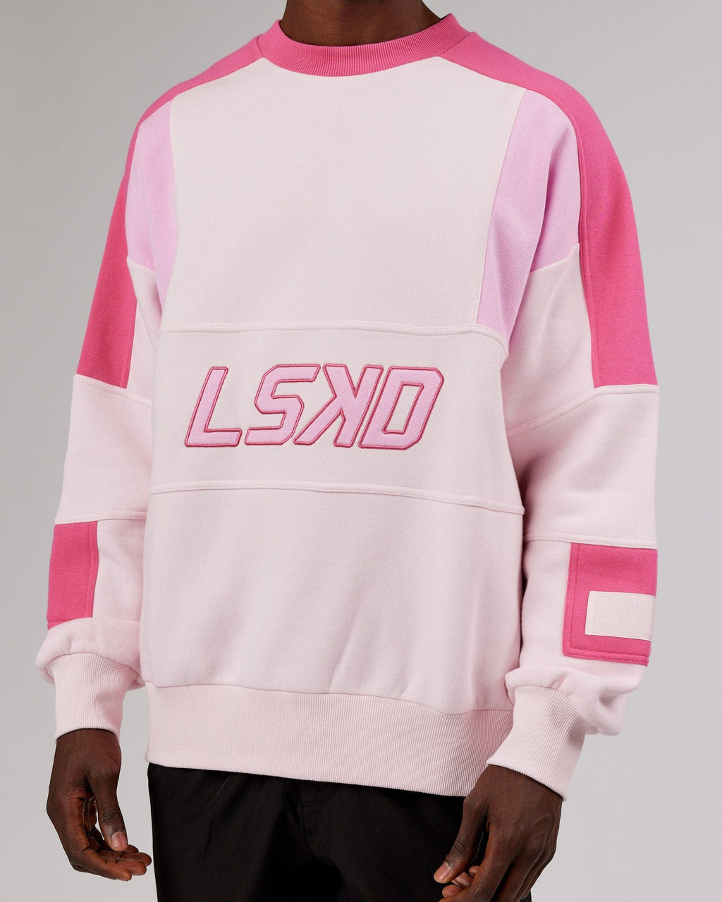 Model wearing Slam Sweater Oversize - Pink Multi