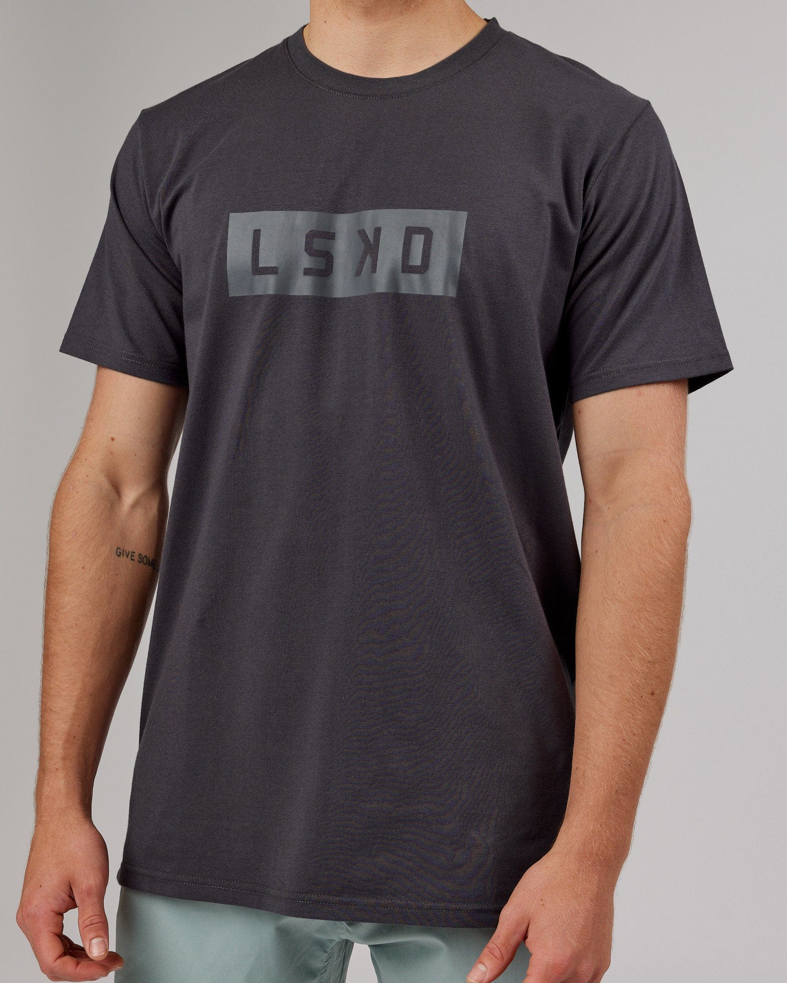 Model wearing Strength FLXDRY Performance Tee - Asphalt