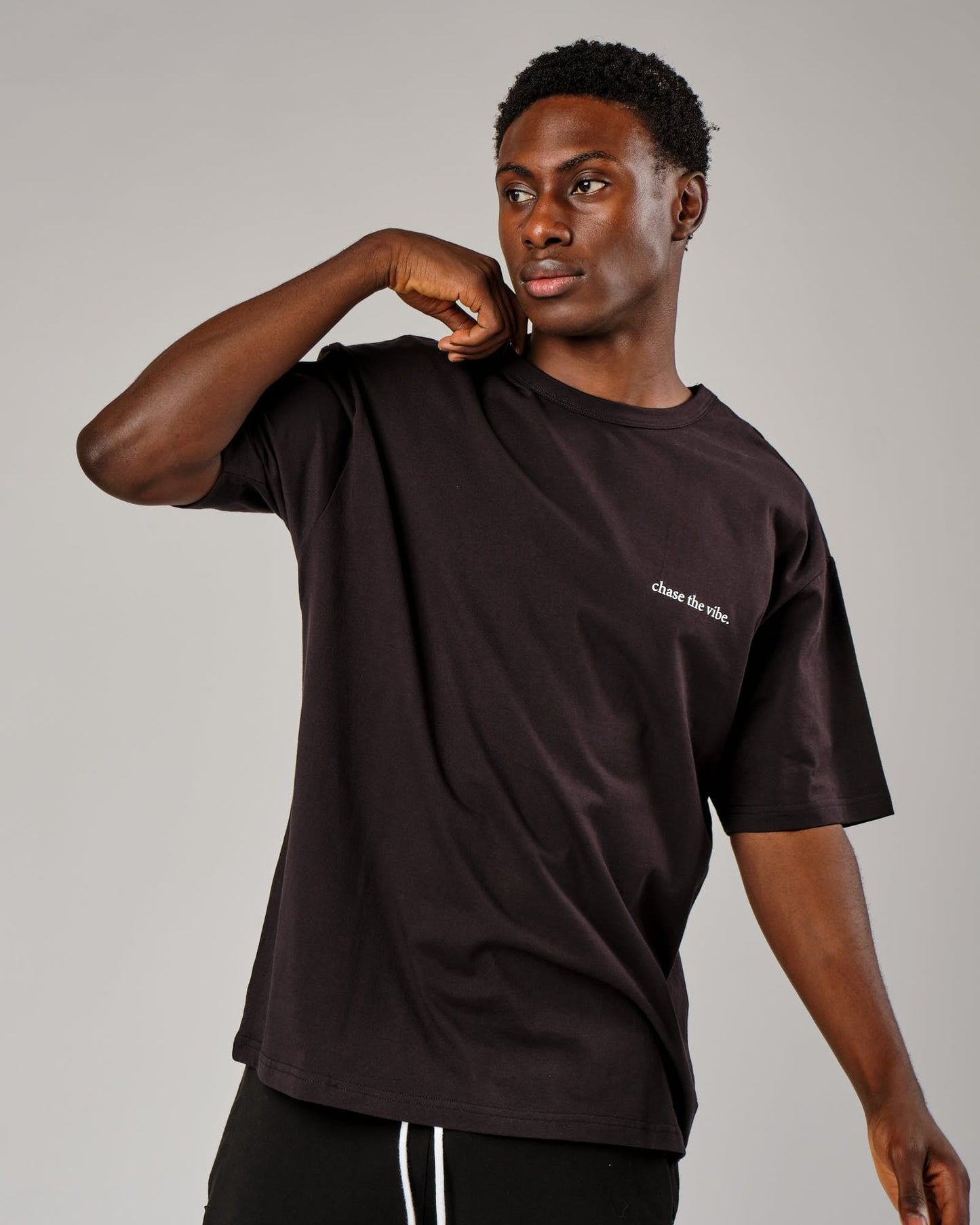Model wearing Taylor Tee Oversize - Black