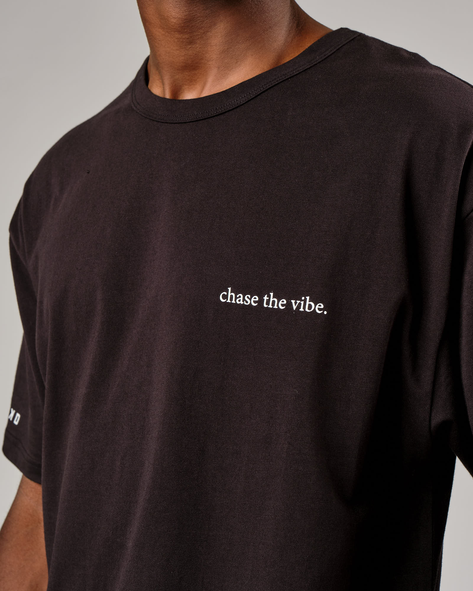 Model wearing Taylor Tee Oversize - Black