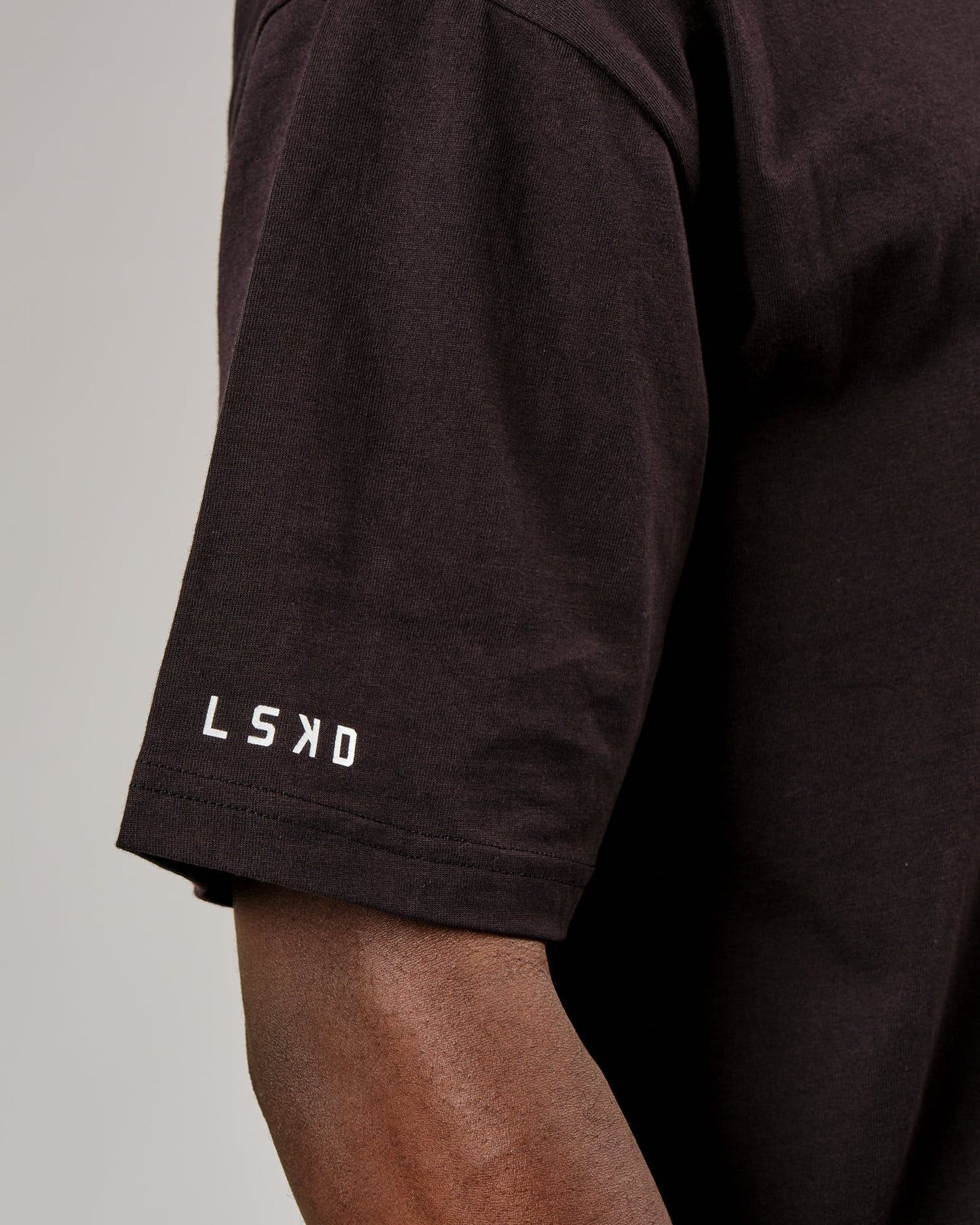 Model wearing Taylor Tee Oversize - Black