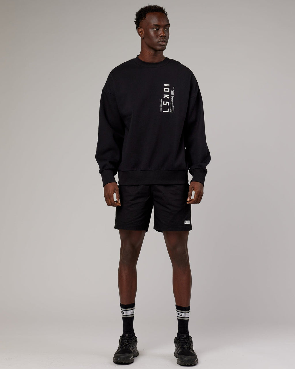 Model wearing Upright Sweater Oversize - Black