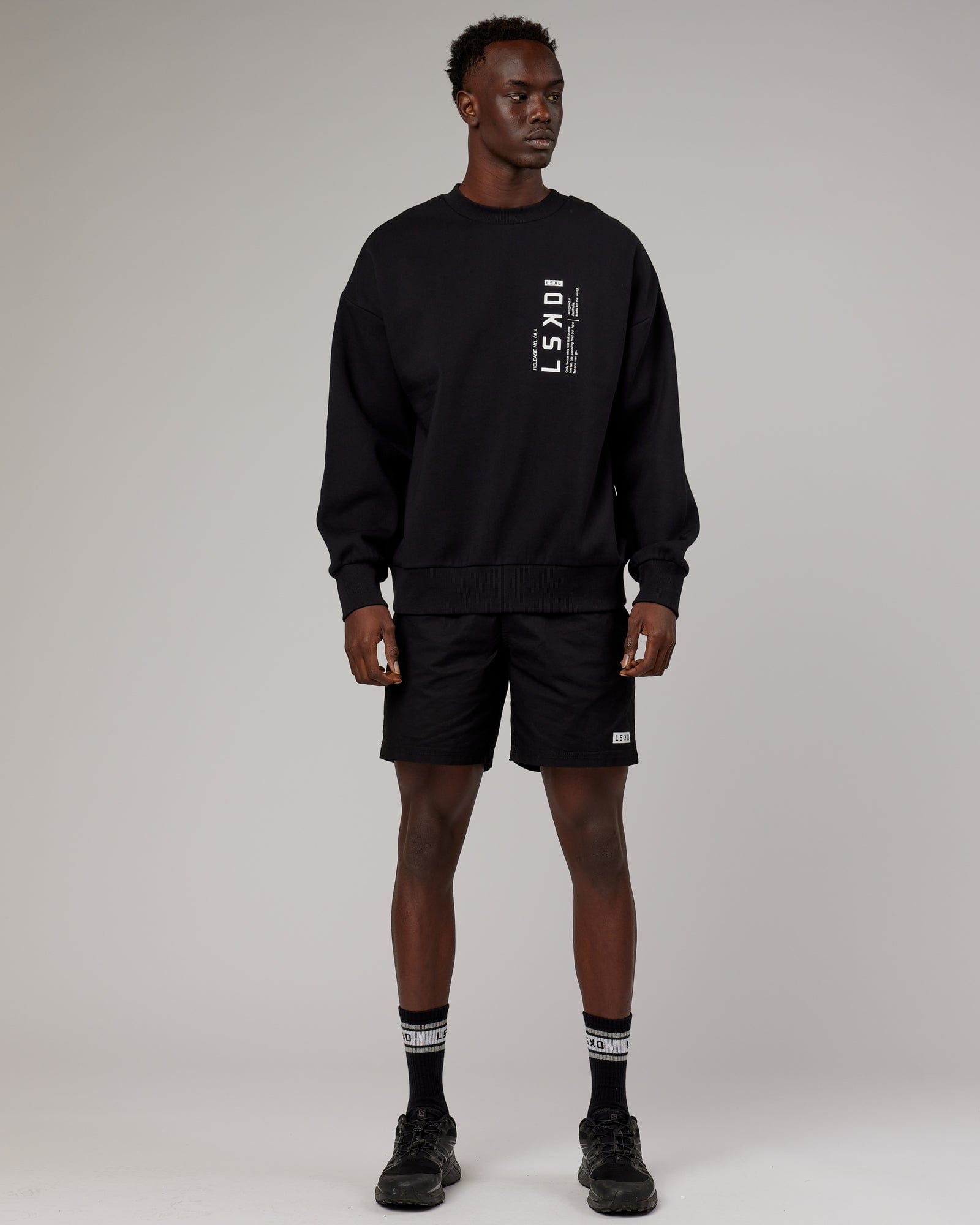 Model wearing Upright Sweater Oversize - Black