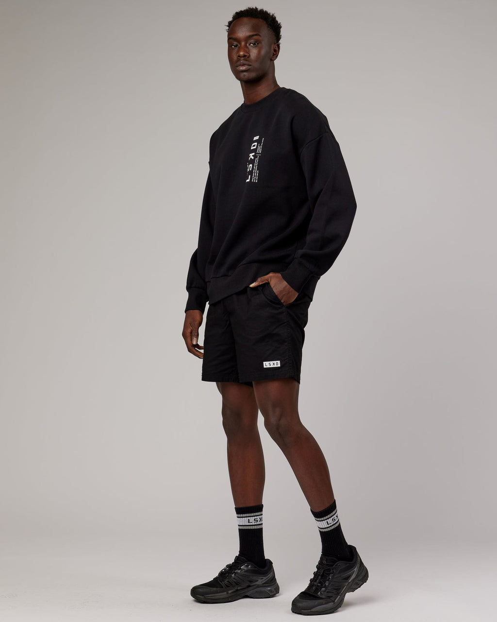 Model wearing Upright Sweater Oversize - Black