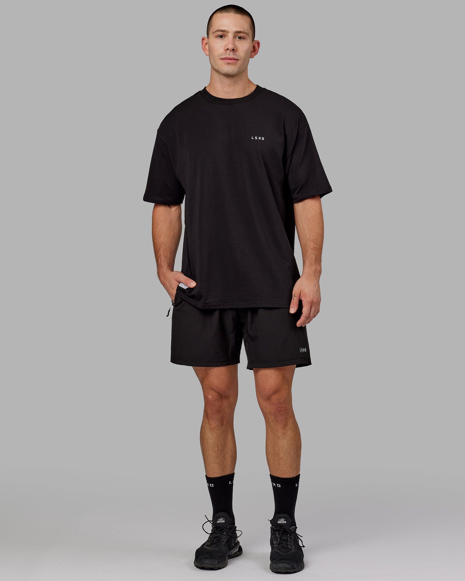 Model wearing VS6 FLXCotton Tee Oversize - Black-White