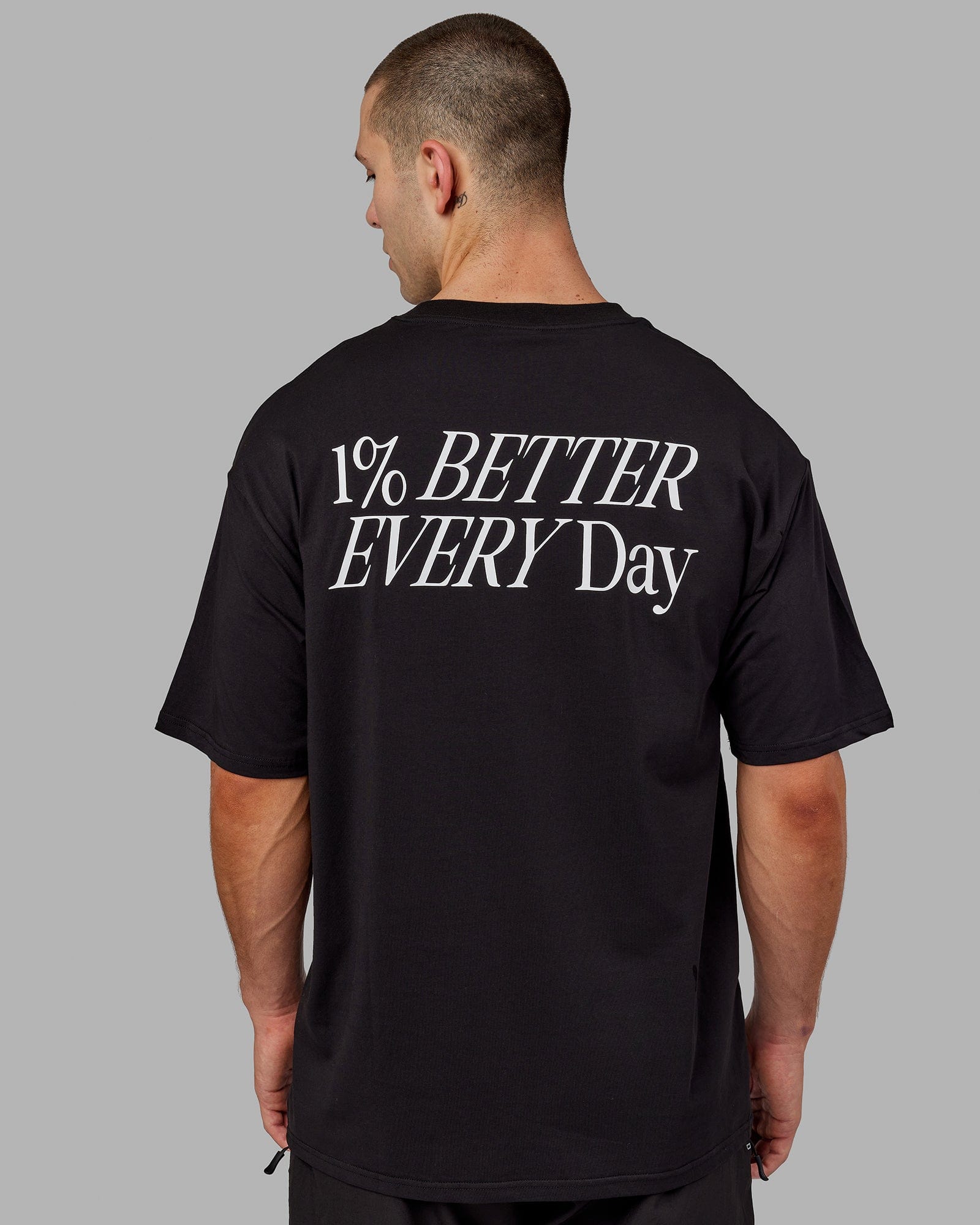 Model wearing VS6 FLXCotton Tee Oversize - Black-White