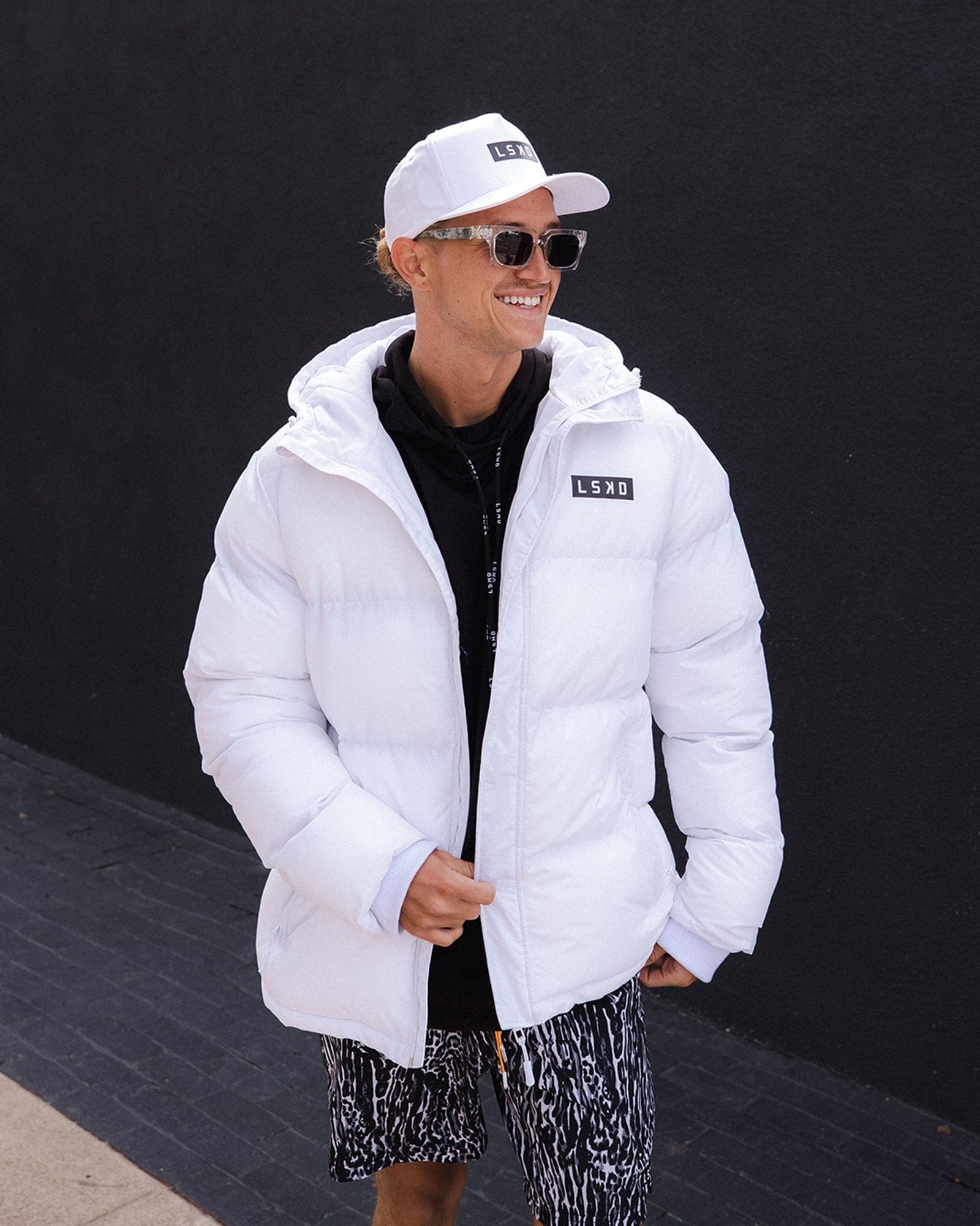 Model wearing Roasted Puffer Jacket Oversize 22 - White